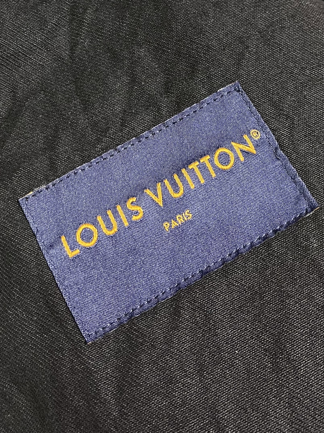 LV 2026SS早春新款撕裂牛仔卡车夹克外套，本款水洗牛仔卡车夹克令撞色Monogram细节呈现撕裂效