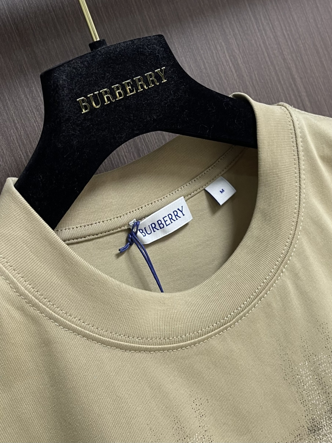 Burberry渐变格子圆领短袖T恤，采用15S特纺紧密棉，克重为230gm2;32支高克重(340g)