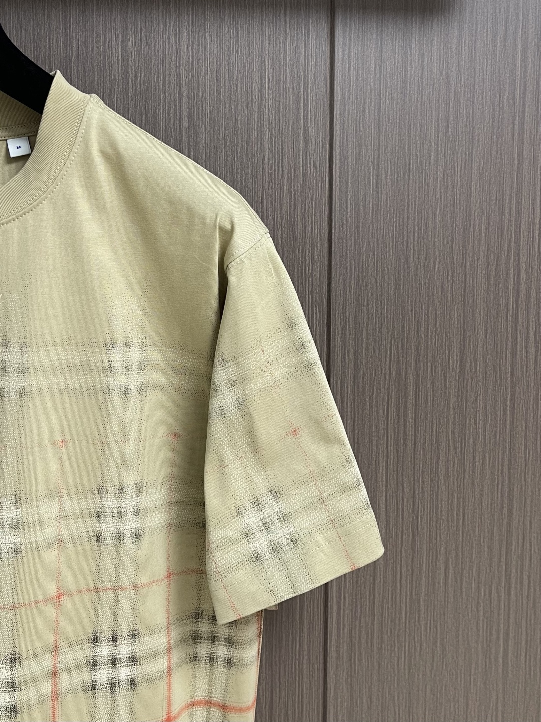 Burberry渐变格子圆领短袖T恤，采用15S特纺紧密棉，克重为230gm2;32支高克重(340g)