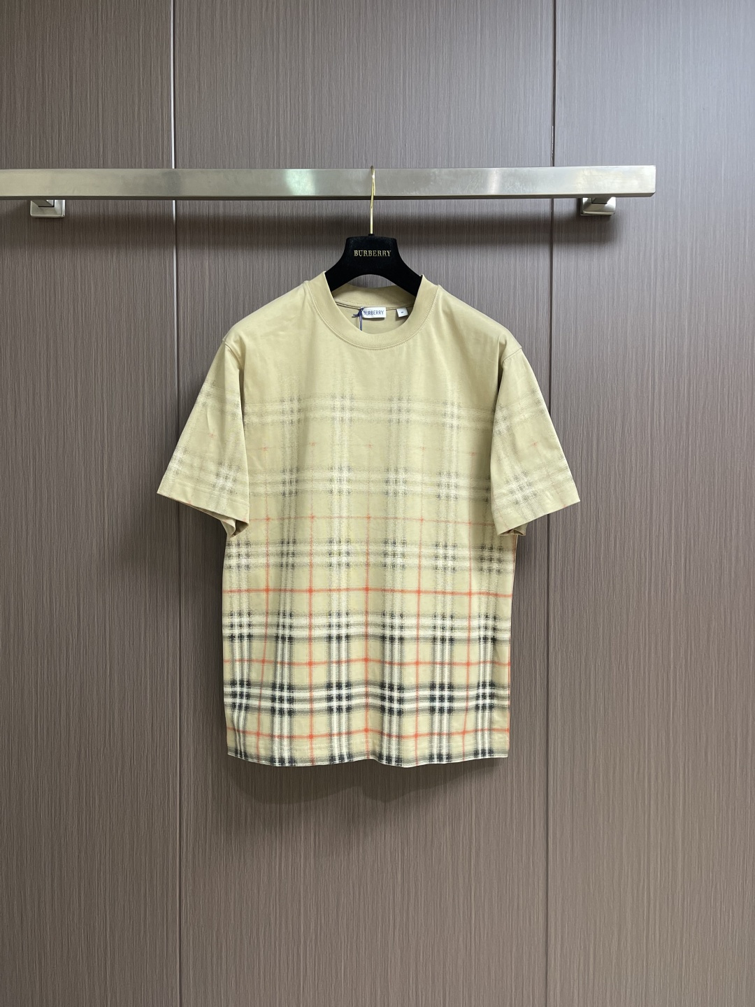 Burberry渐变格子圆领短袖T恤，采用15S特纺紧密棉，克重为230gm2;32支高克重(340g)