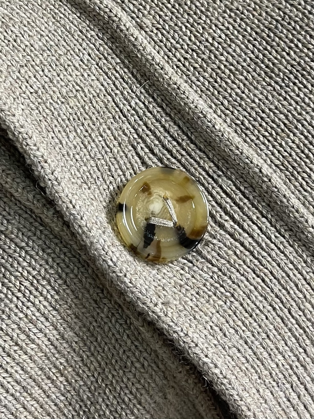 BV Bottega Veneta编织皮革毛衣针织开衫，定制赭金尊纤羊绒纱，让一抹燕麦米色成为所有目光的