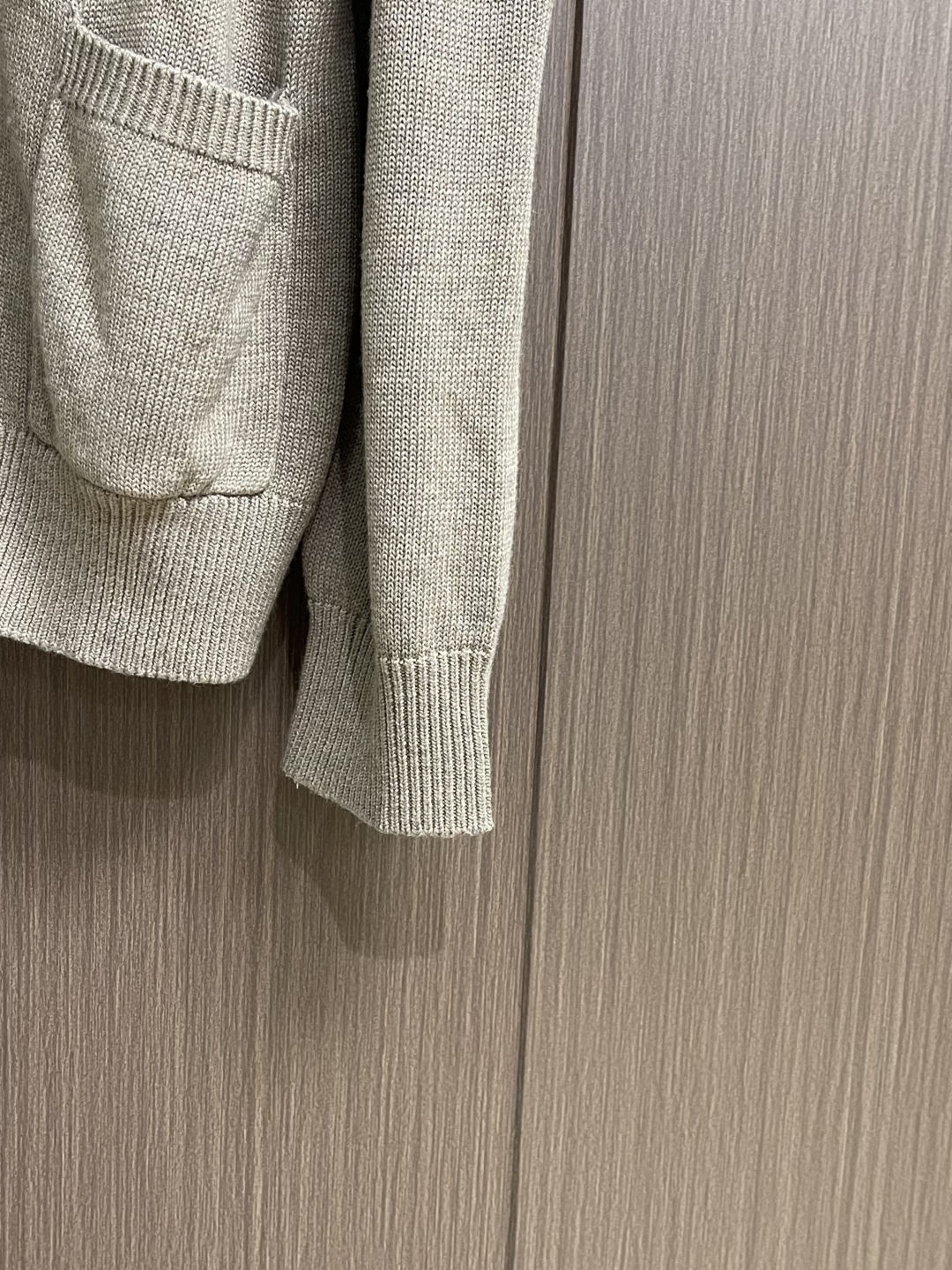 BV Bottega Veneta编织皮革毛衣针织开衫，定制赭金尊纤羊绒纱，让一抹燕麦米色成为所有目光的