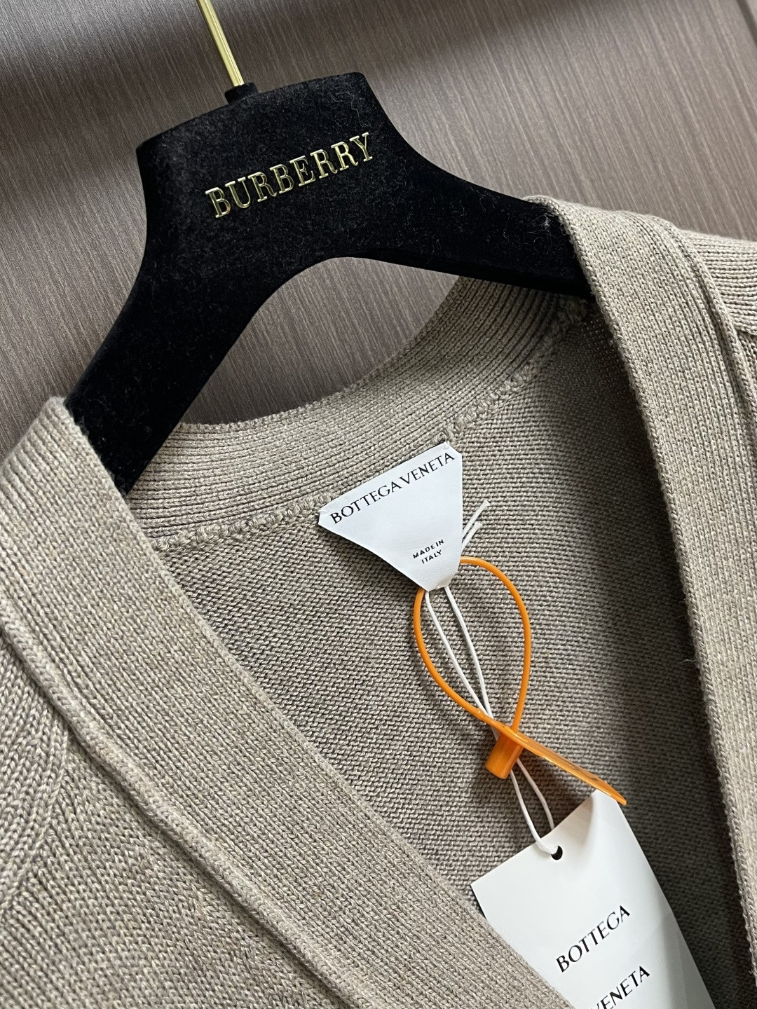 BV Bottega Veneta编织皮革毛衣针织开衫，定制赭金尊纤羊绒纱，让一抹燕麦米色成为所有目光的