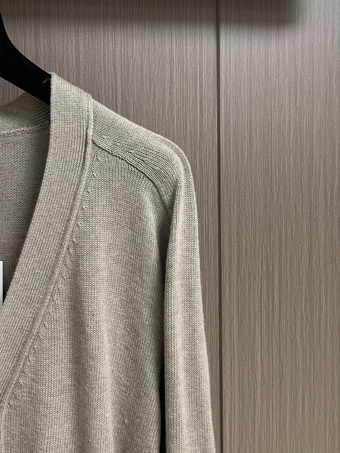 BV Bottega Veneta编织皮革毛衣针织开衫，定制赭金尊纤羊绒纱，让一抹燕麦米色成为所有目光的