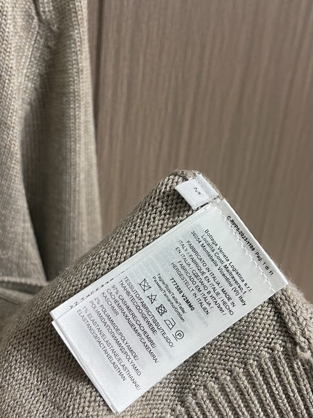 BV Bottega Veneta编织皮革毛衣针织开衫，定制赭金尊纤羊绒纱，让一抹燕麦米色成为所有目光的