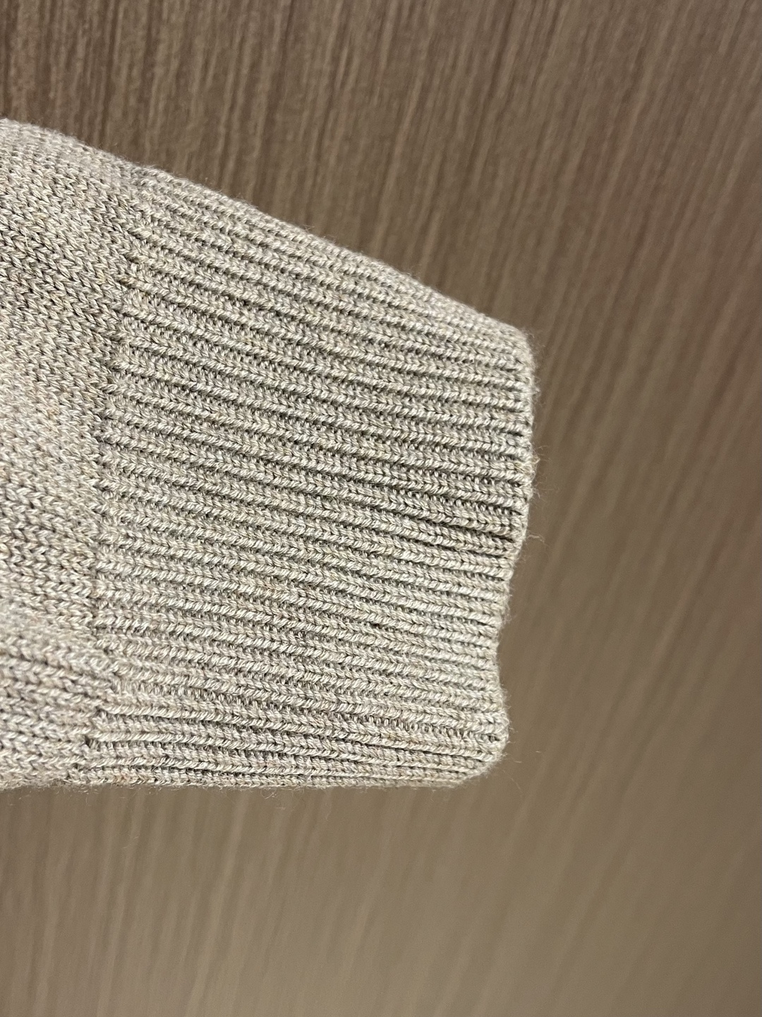 BV Bottega Veneta编织皮革毛衣针织开衫，定制赭金尊纤羊绒纱，让一抹燕麦米色成为所有目光的