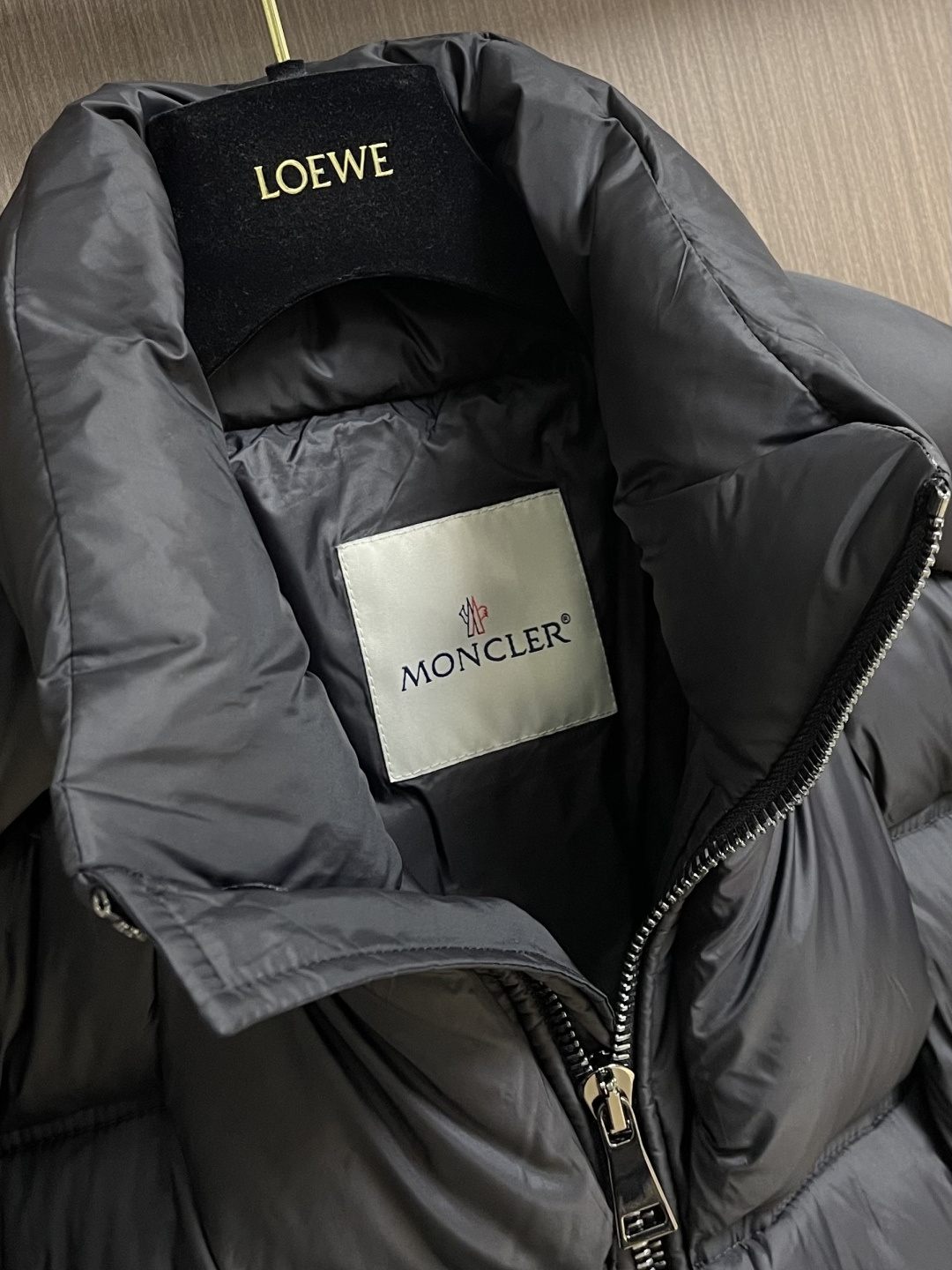 Moncler 2025Fw CistoPher Raxxy 联名3D绗缝拉链羽服，采用新国标90白鸭绒