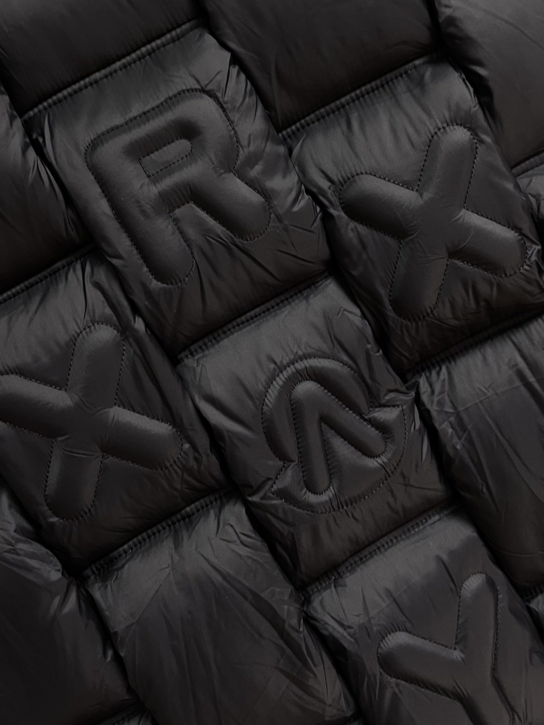 Moncler 2025Fw CistoPher Raxxy 联名3D绗缝拉链羽服，采用新国标90白鸭绒