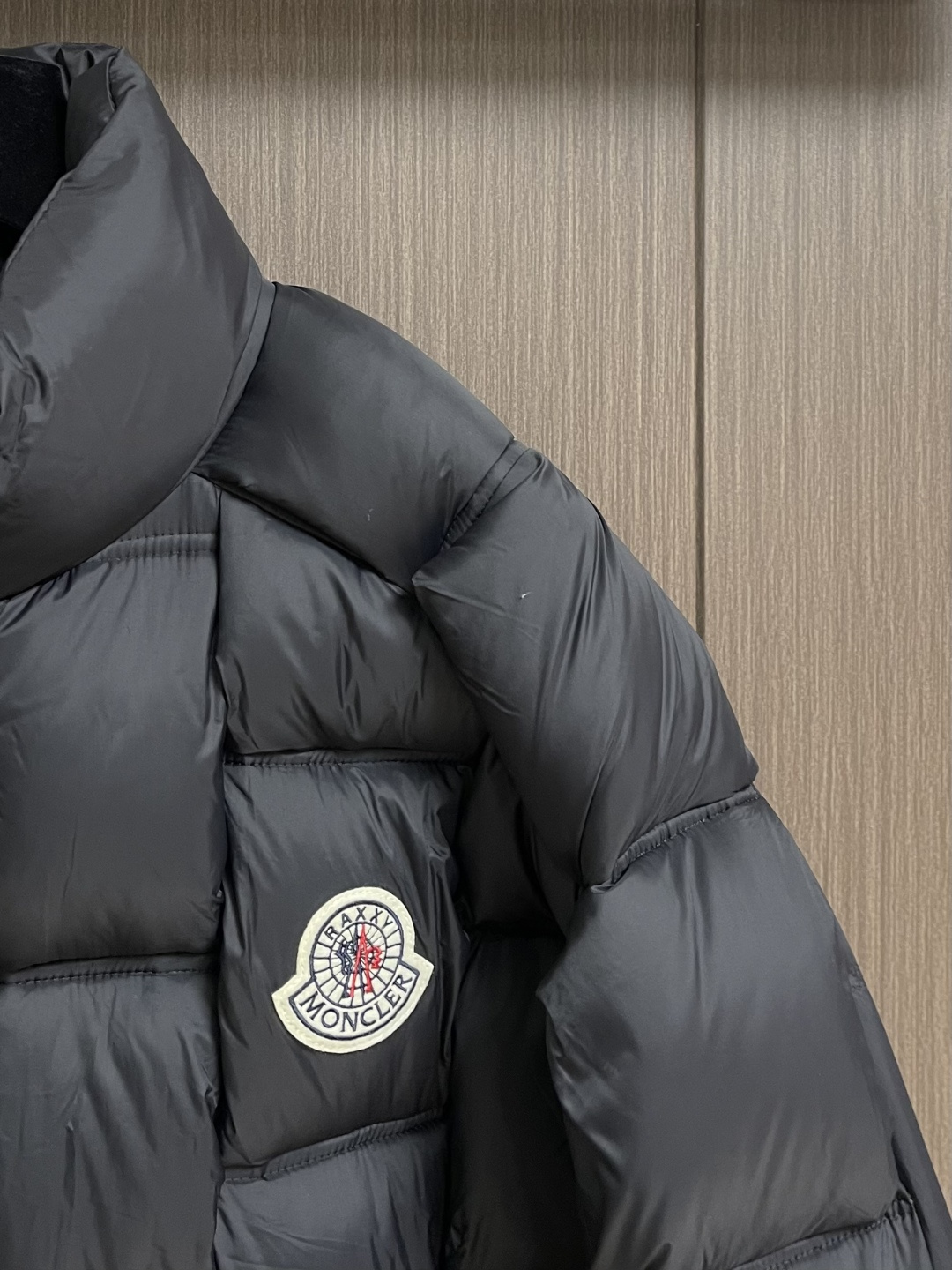 Moncler 2025Fw CistoPher Raxxy 联名3D绗缝拉链羽服，采用新国标90白鸭绒