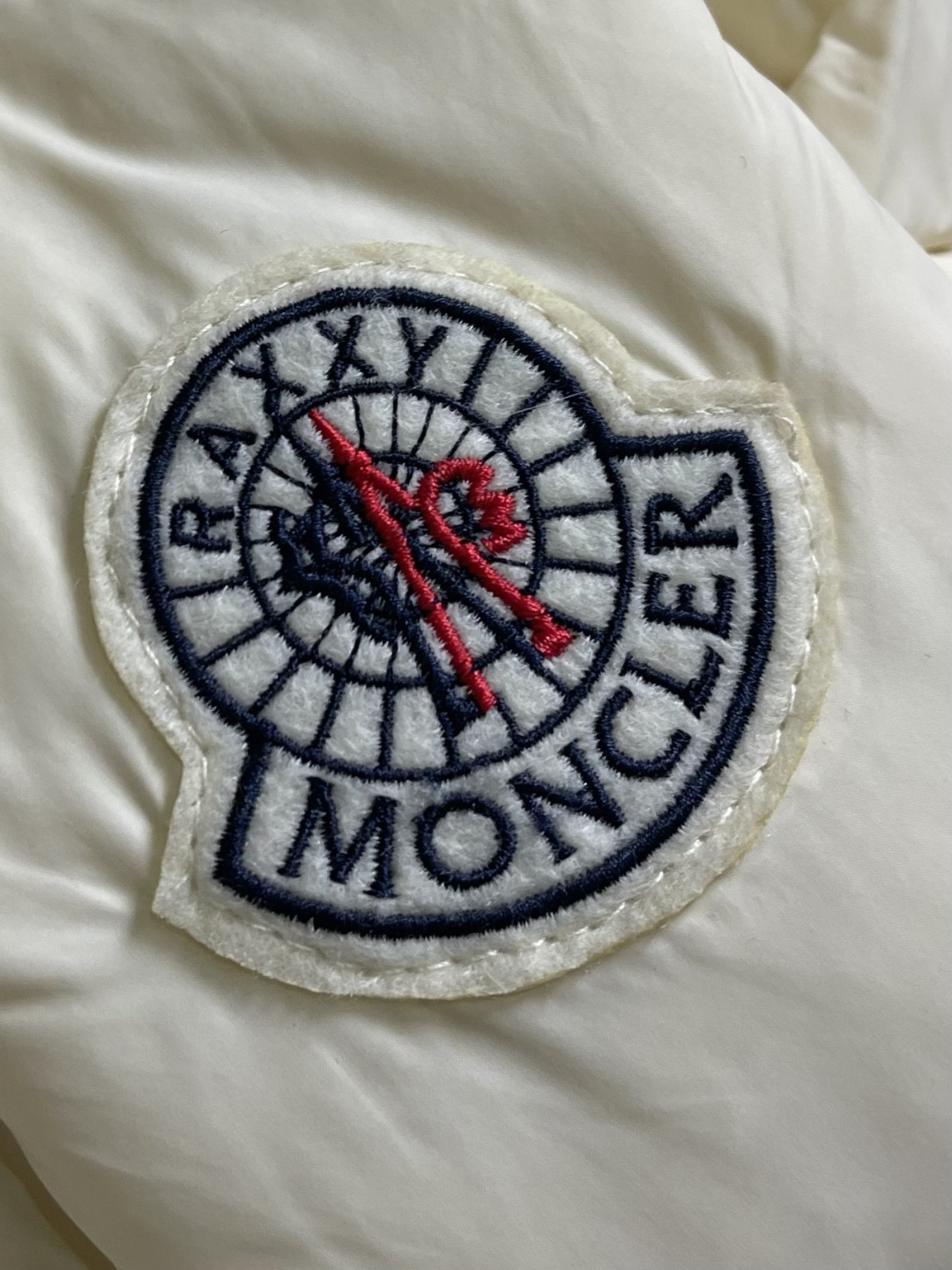 Moncler 2025Fw CistoPher Raxxy 联名3D绗缝拉链羽服，采用新国标90白鸭绒