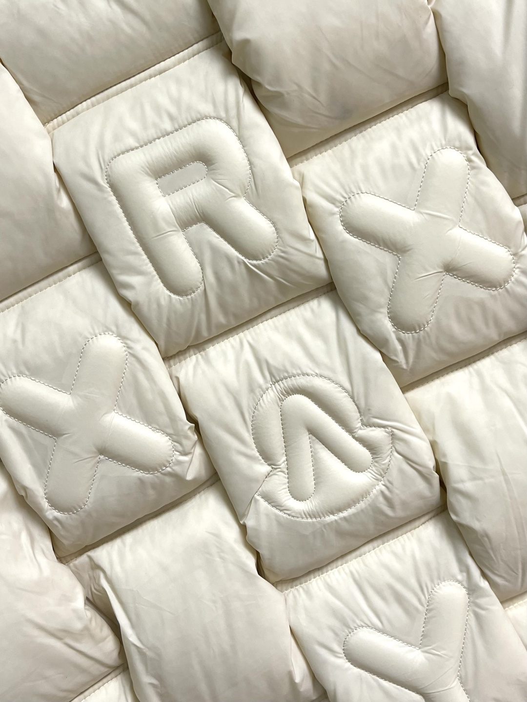 Moncler 2025Fw CistoPher Raxxy 联名3D绗缝拉链羽服，采用新国标90白鸭绒