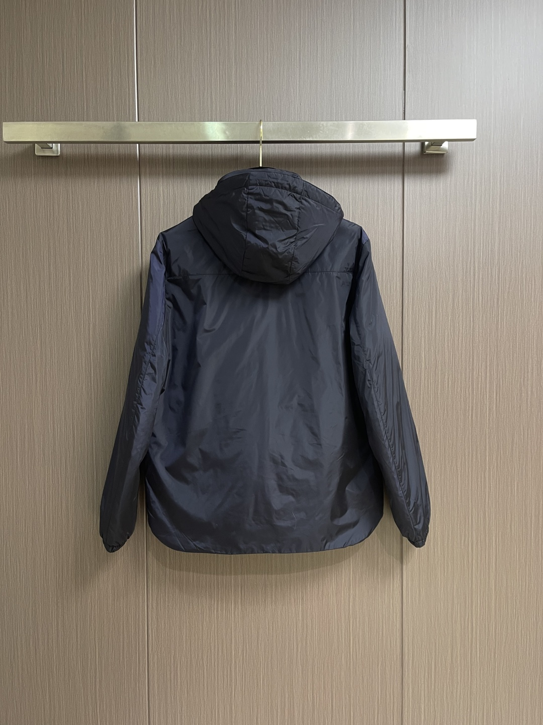 Prada Re-Nylon限定款连帽羽绒服夹克外套，这款再生尼龙羽绒饰有三角形金属徽标等精美细节，并融