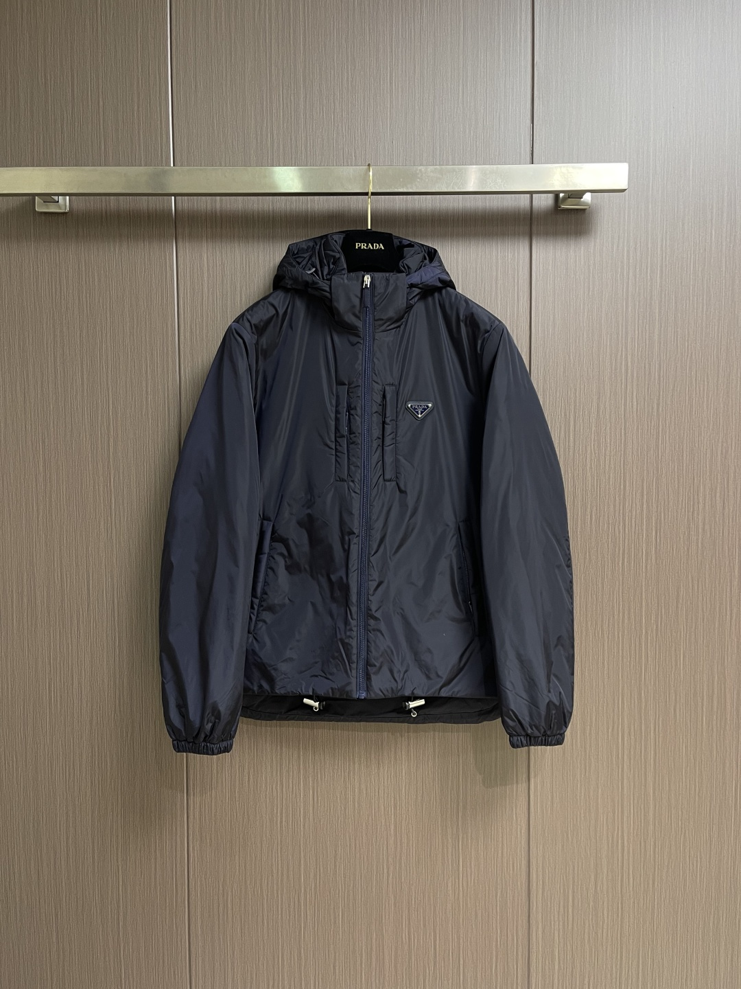 Prada Re-Nylon限定款连帽羽绒服夹克外套，这款再生尼龙羽绒饰有三角形金属徽标等精美细节，并融