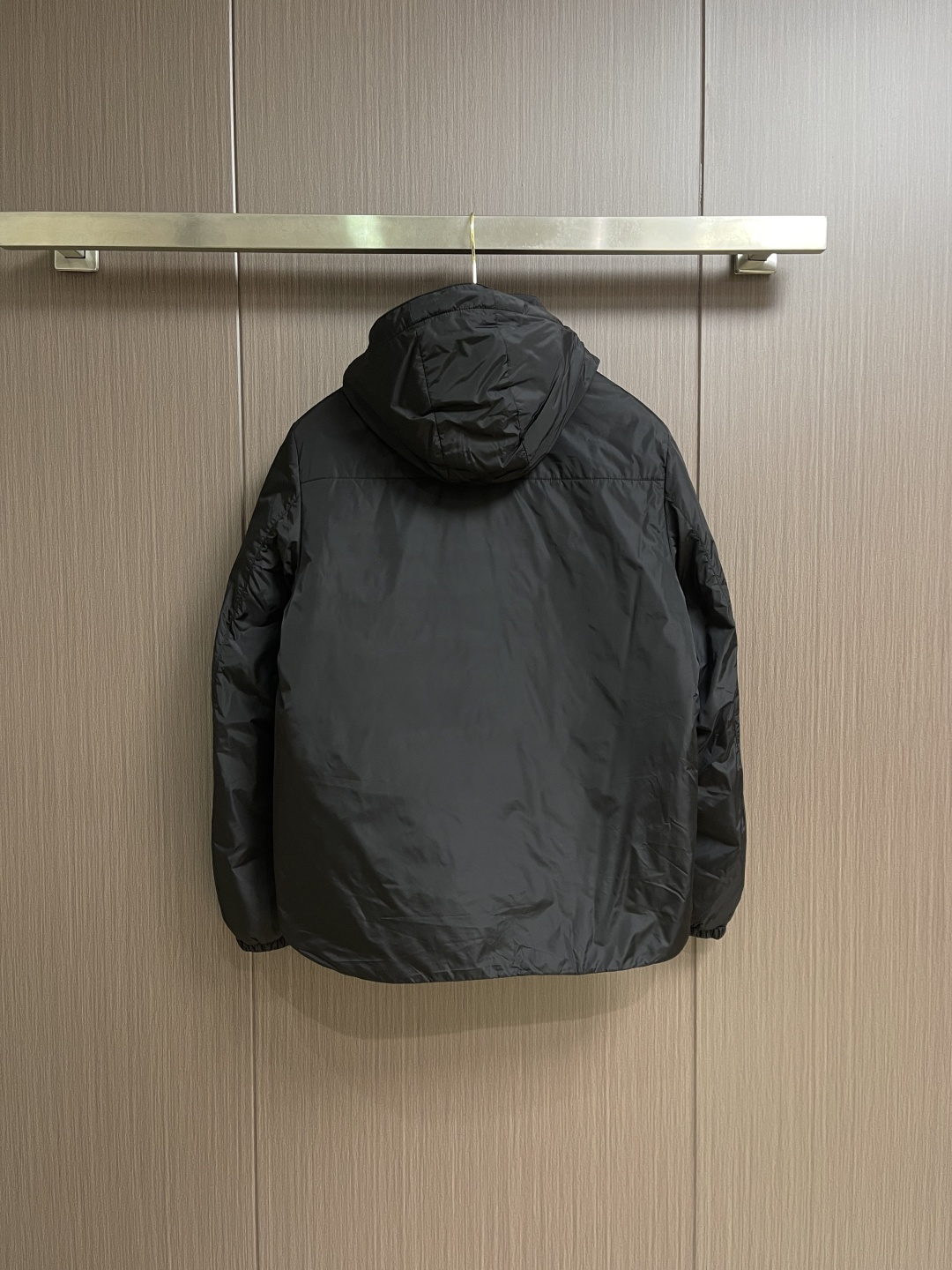 Prada Re-Nylon限定款连帽羽绒服夹克外套，这款再生尼龙羽绒饰有三角形金属徽标等精美细节，并融