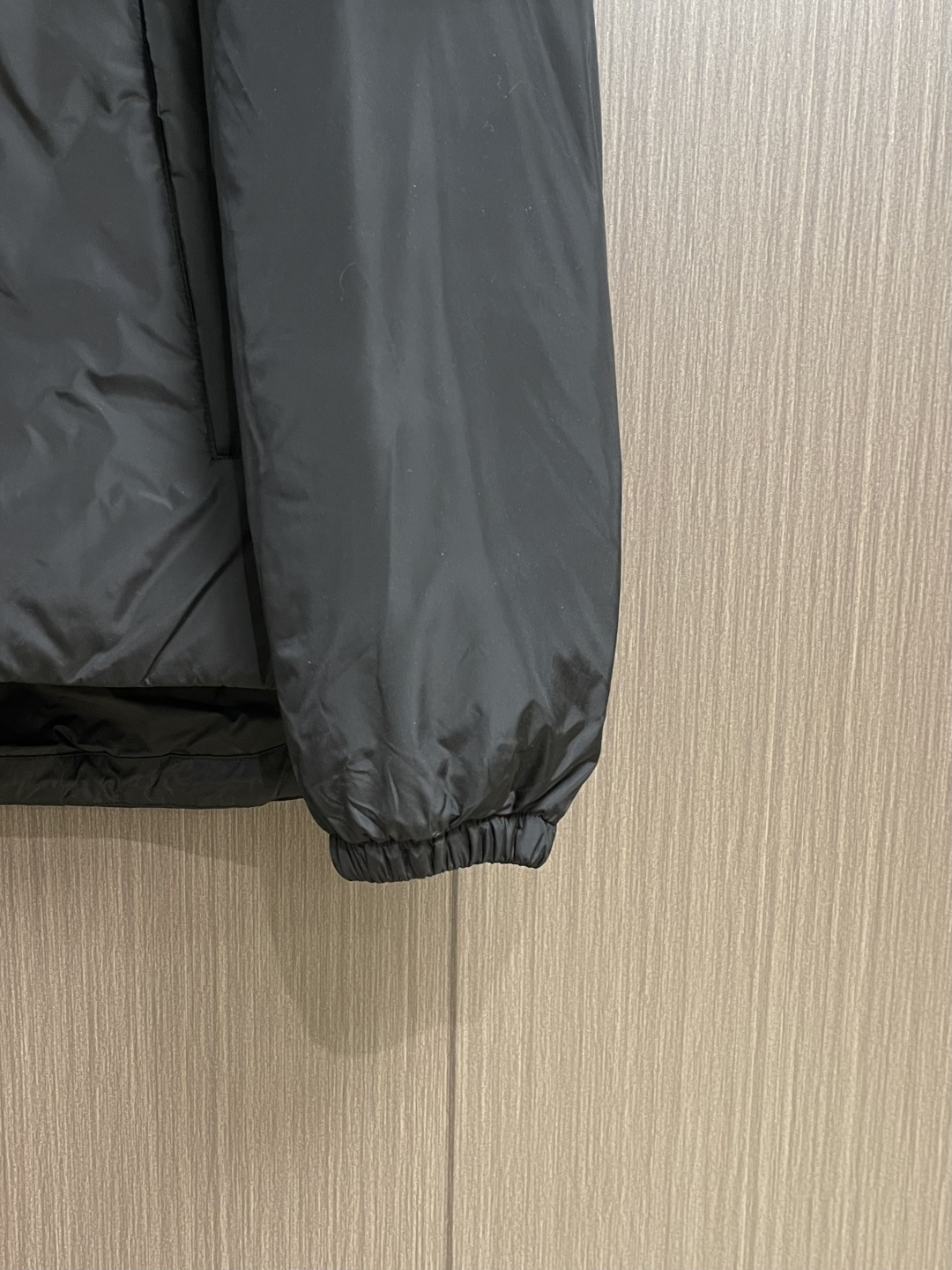 Prada Re-Nylon限定款连帽羽绒服夹克外套，这款再生尼龙羽绒饰有三角形金属徽标等精美细节，并融