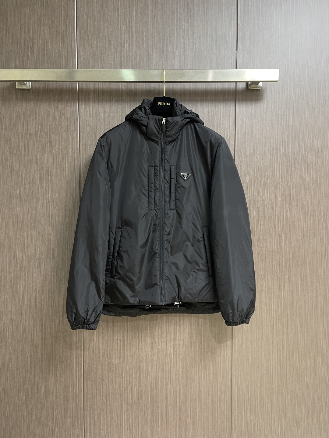 Prada Re-Nylon限定款连帽羽绒服夹克外套，这款再生尼龙羽绒饰有三角形金属徽标等精美细节，并融