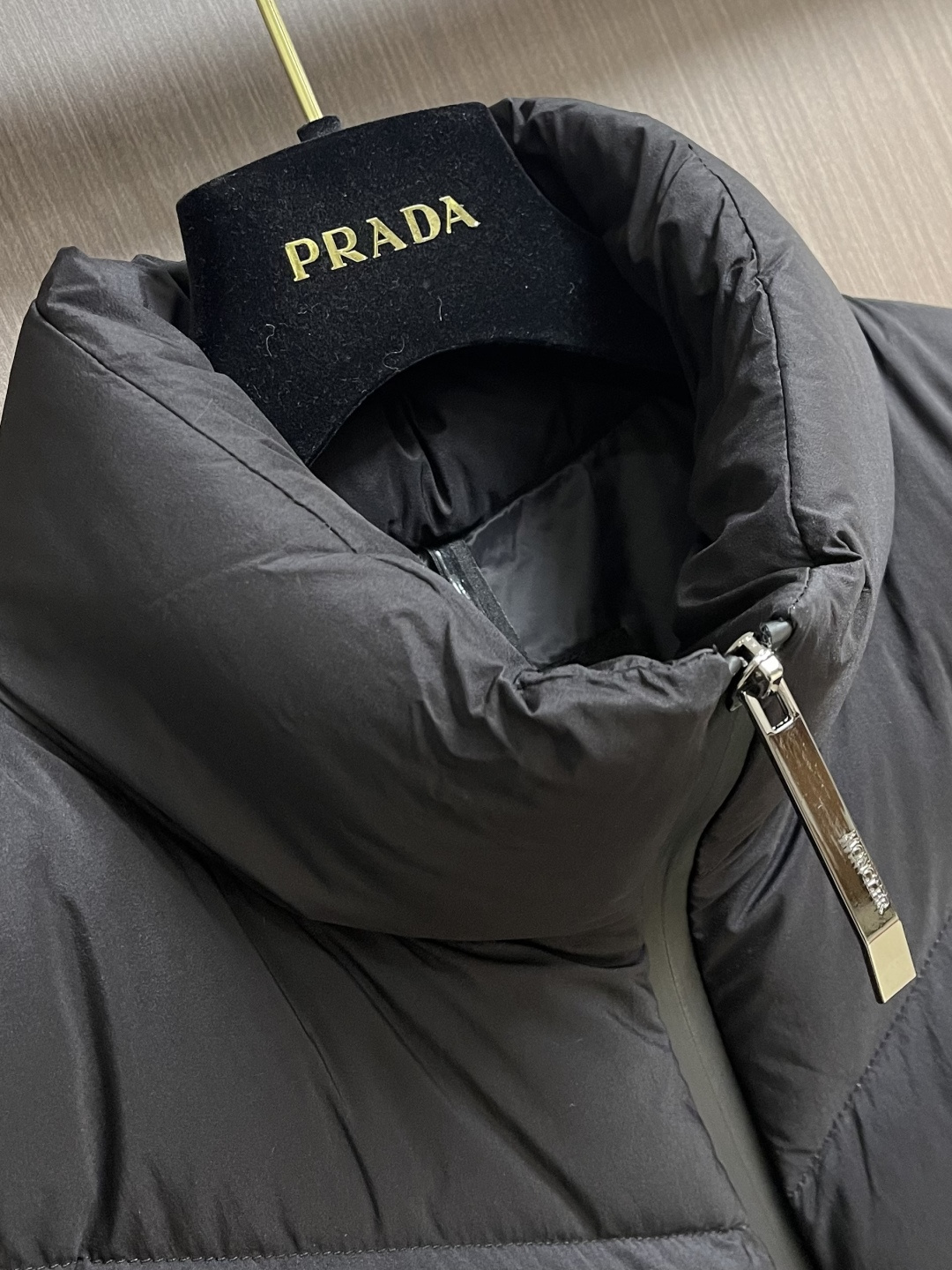 Moncler 立领章仔羽绒服夹克外套，选用100％锦纶制成的尼龙面料，通过先进的纺织技术，编织成紧密且