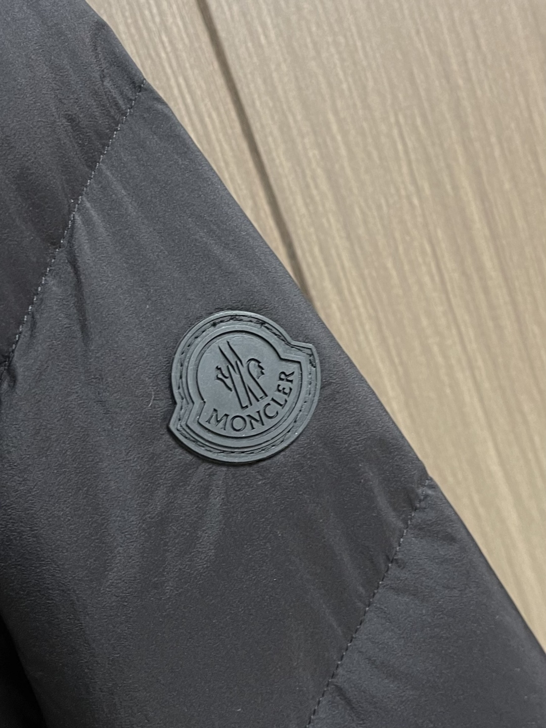 Moncler 立领章仔羽绒服夹克外套，选用100％锦纶制成的尼龙面料，通过先进的纺织技术，编织成紧密且