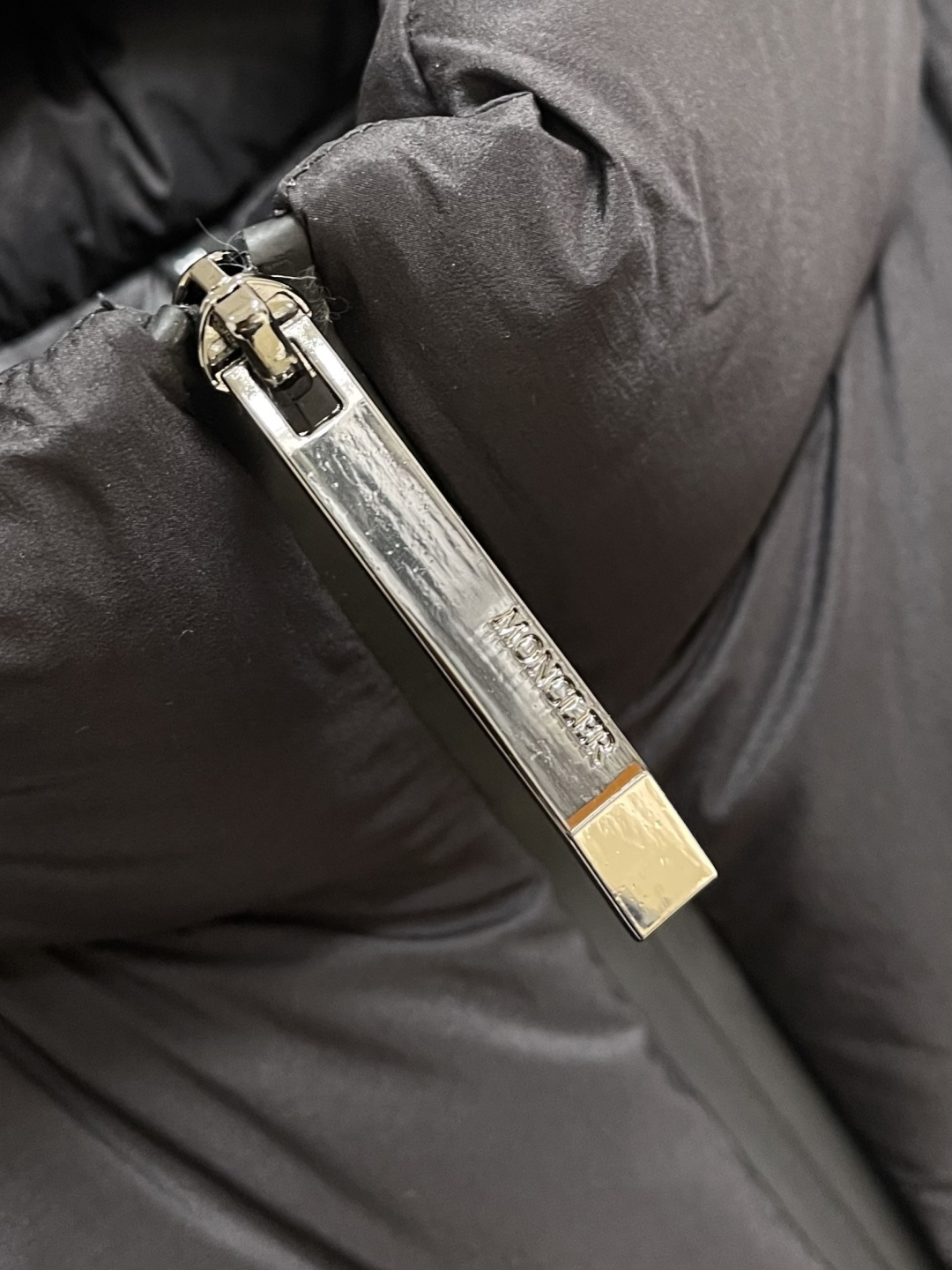 Moncler 立领章仔羽绒服夹克外套，选用100％锦纶制成的尼龙面料，通过先进的纺织技术，编织成紧密且