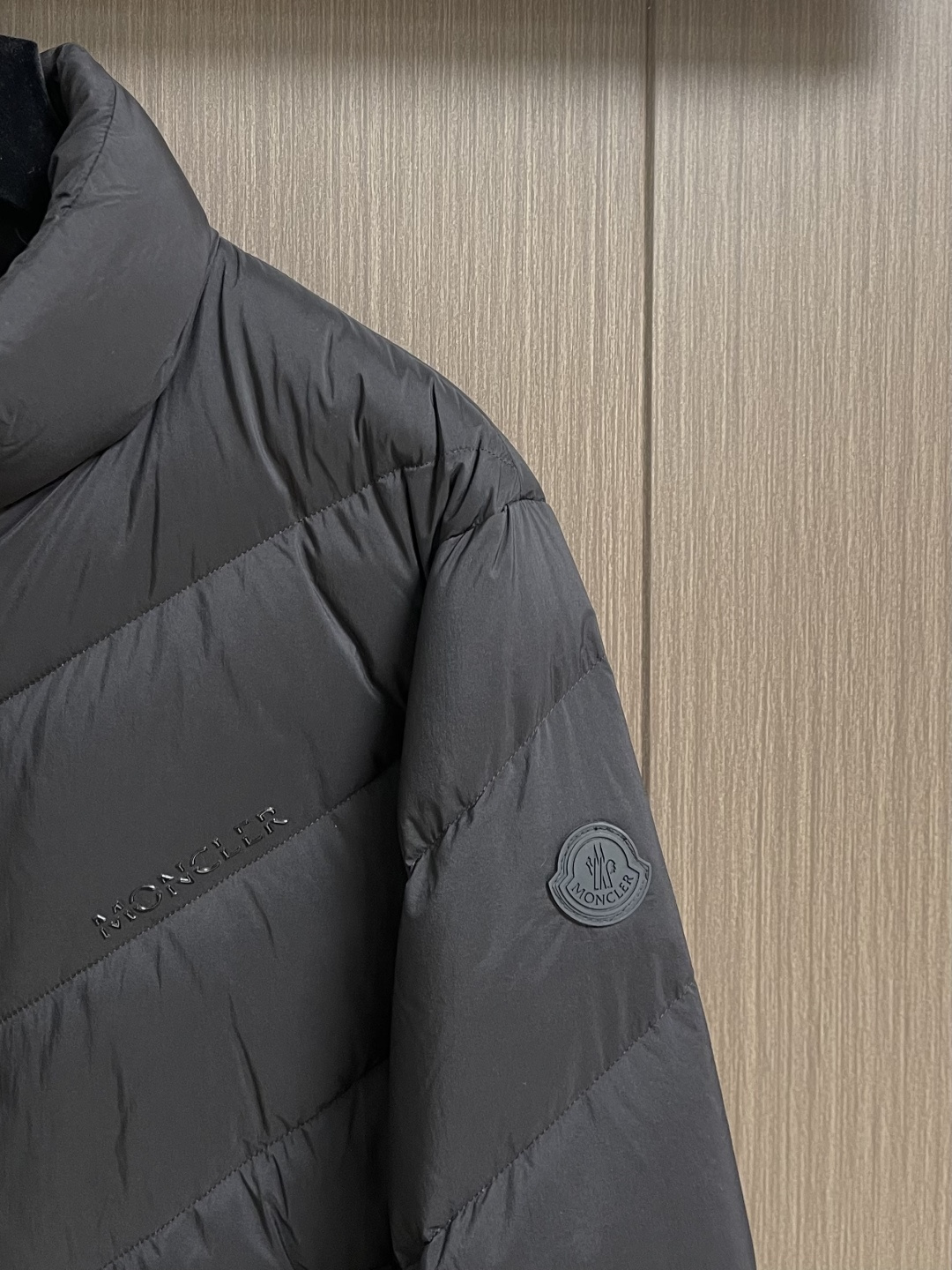 Moncler 立领章仔羽绒服夹克外套，选用100％锦纶制成的尼龙面料，通过先进的纺织技术，编织成紧密且