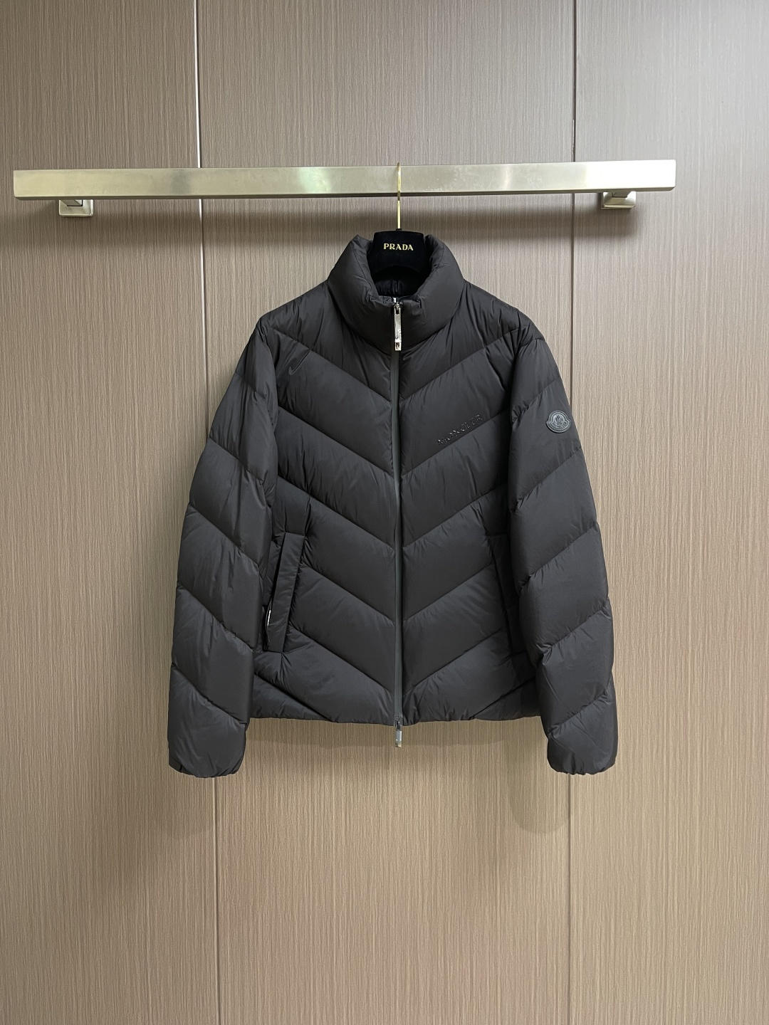 Moncler 立领章仔羽绒服夹克外套，选用100％锦纶制成的尼龙面料，通过先进的纺织技术，编织成紧密且