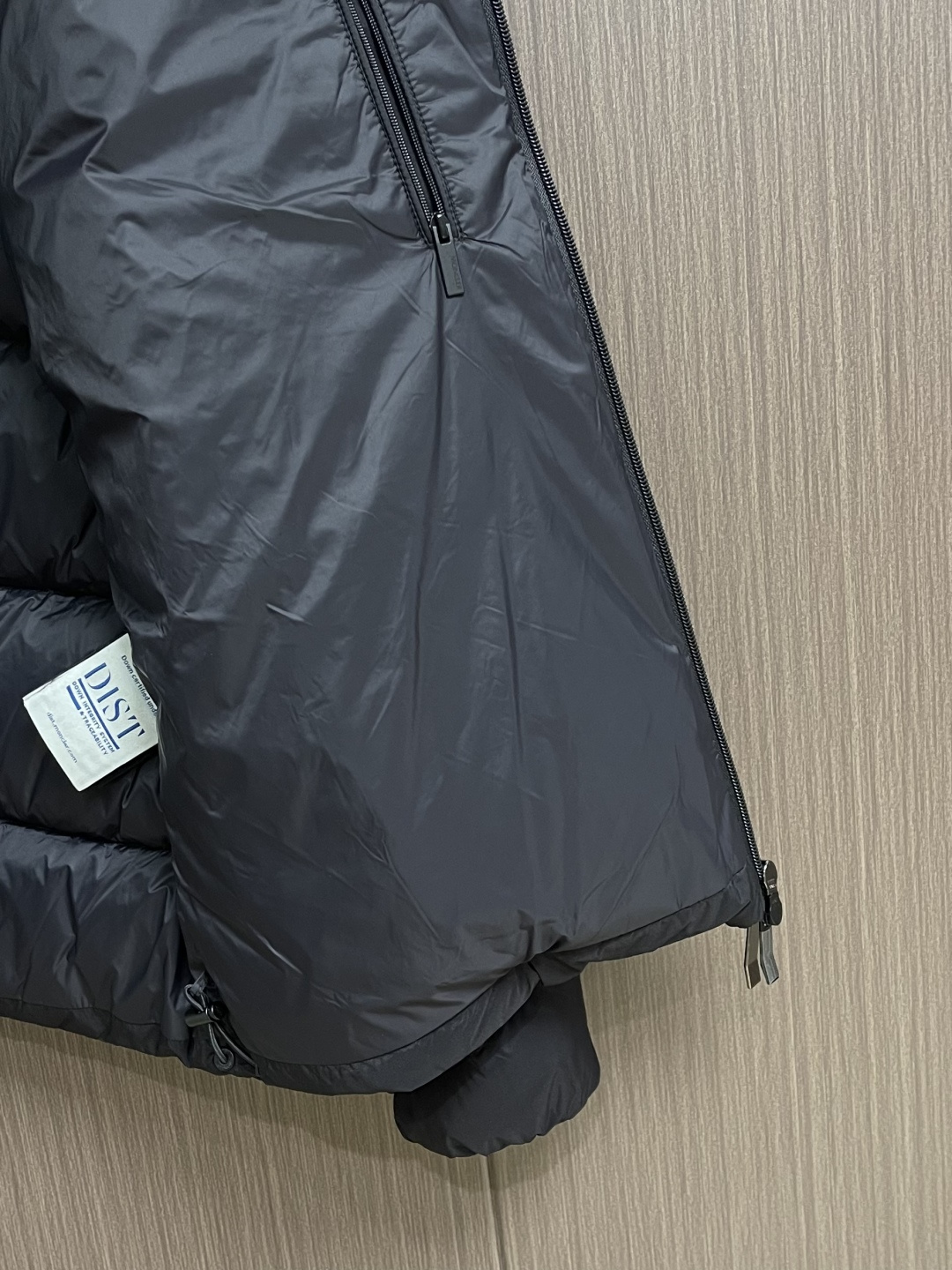 Moncler 立领章仔羽绒服夹克外套，选用100％锦纶制成的尼龙面料，通过先进的纺织技术，编织成紧密且