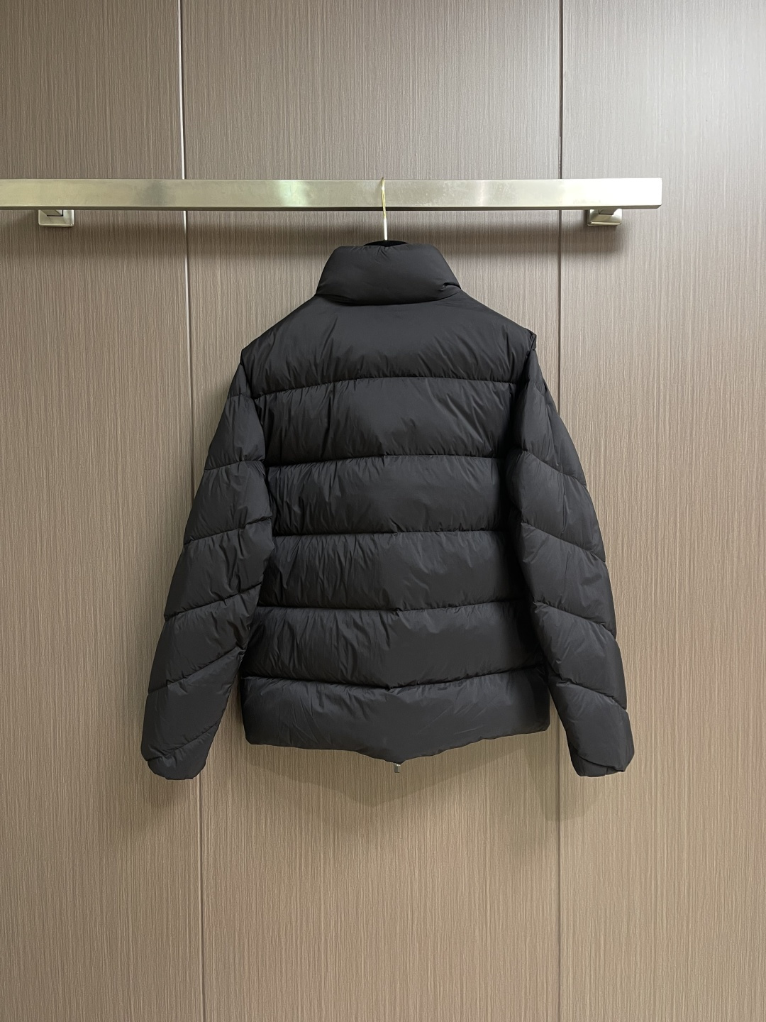 Moncler 立领章仔羽绒服夹克外套，选用100％锦纶制成的尼龙面料，通过先进的纺织技术，编织成紧密且