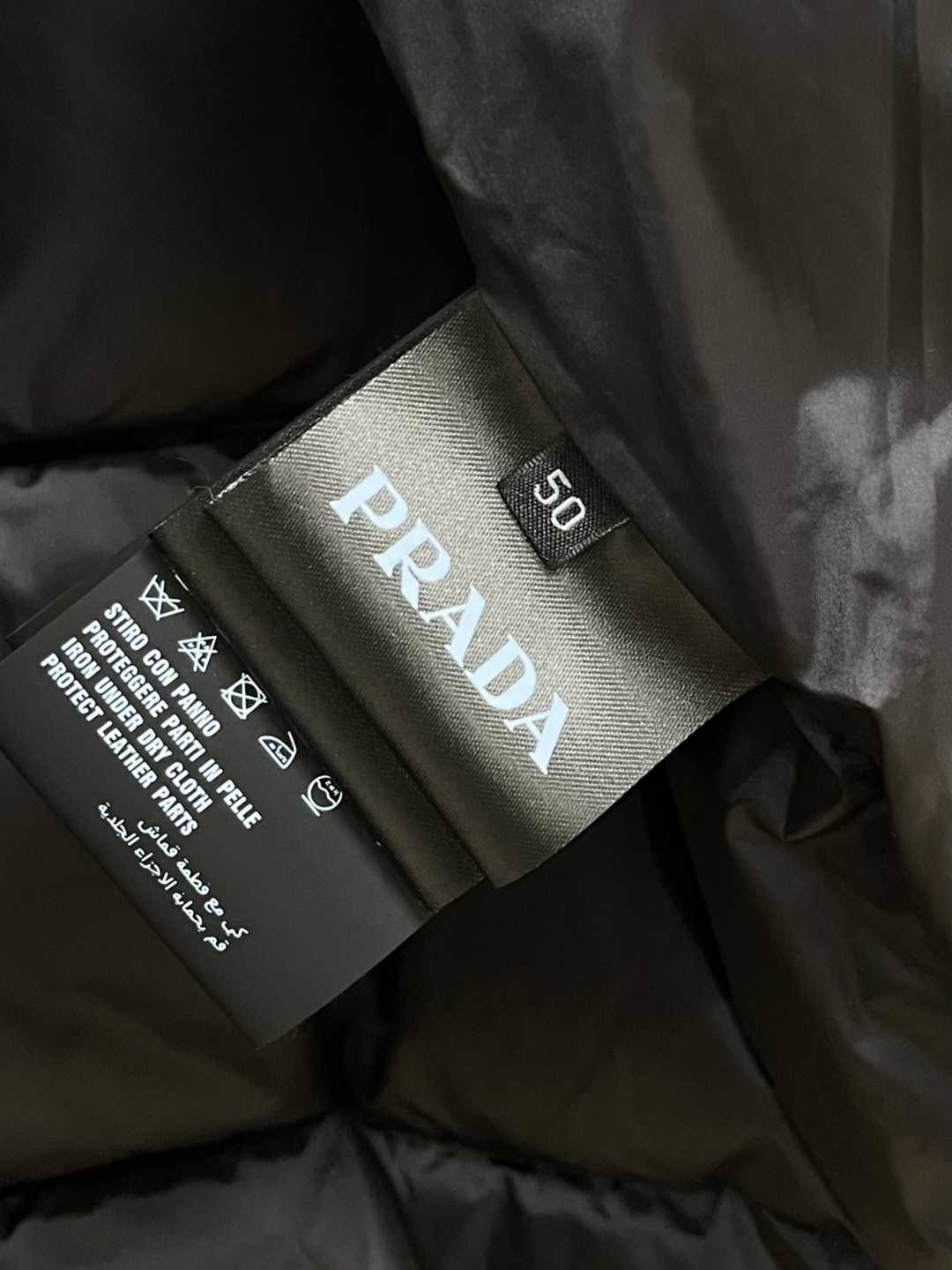 Prada 2026SS早春新款秋羽绒马甲，面料抗皱性和保暖形性好，可以很好的与任何造型结合上身透气不闷