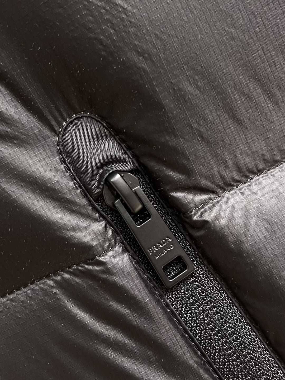 Prada 2026SS早春新款秋羽绒马甲，面料抗皱性和保暖形性好，可以很好的与任何造型结合上身透气不闷