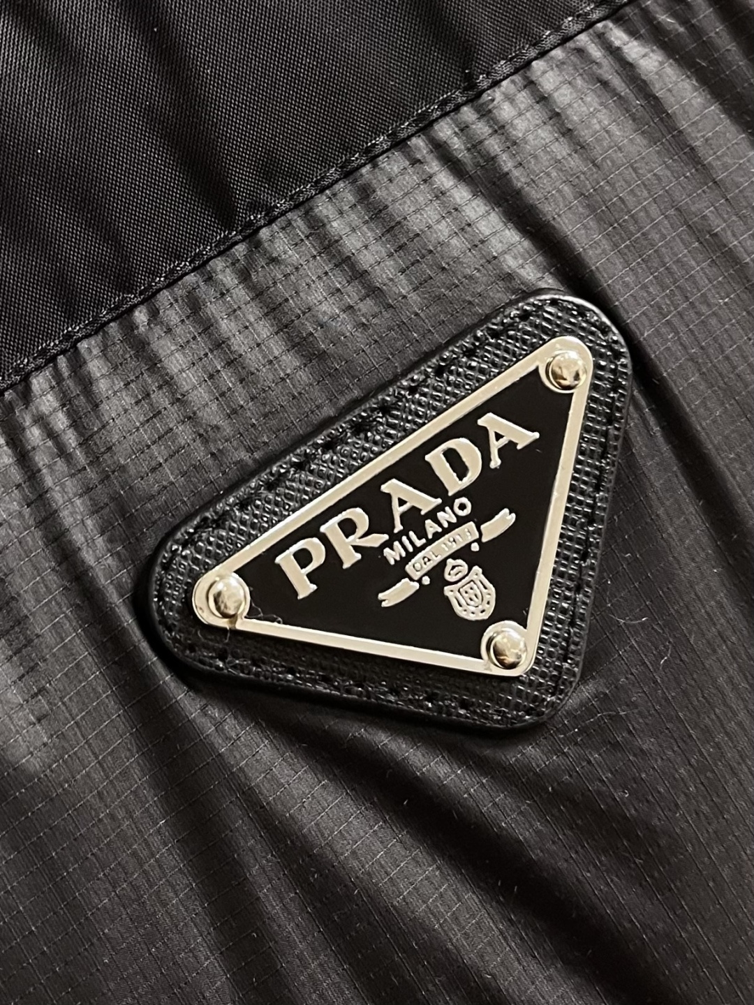 Prada 2026SS早春新款秋羽绒马甲，面料抗皱性和保暖形性好，可以很好的与任何造型结合上身透气不闷