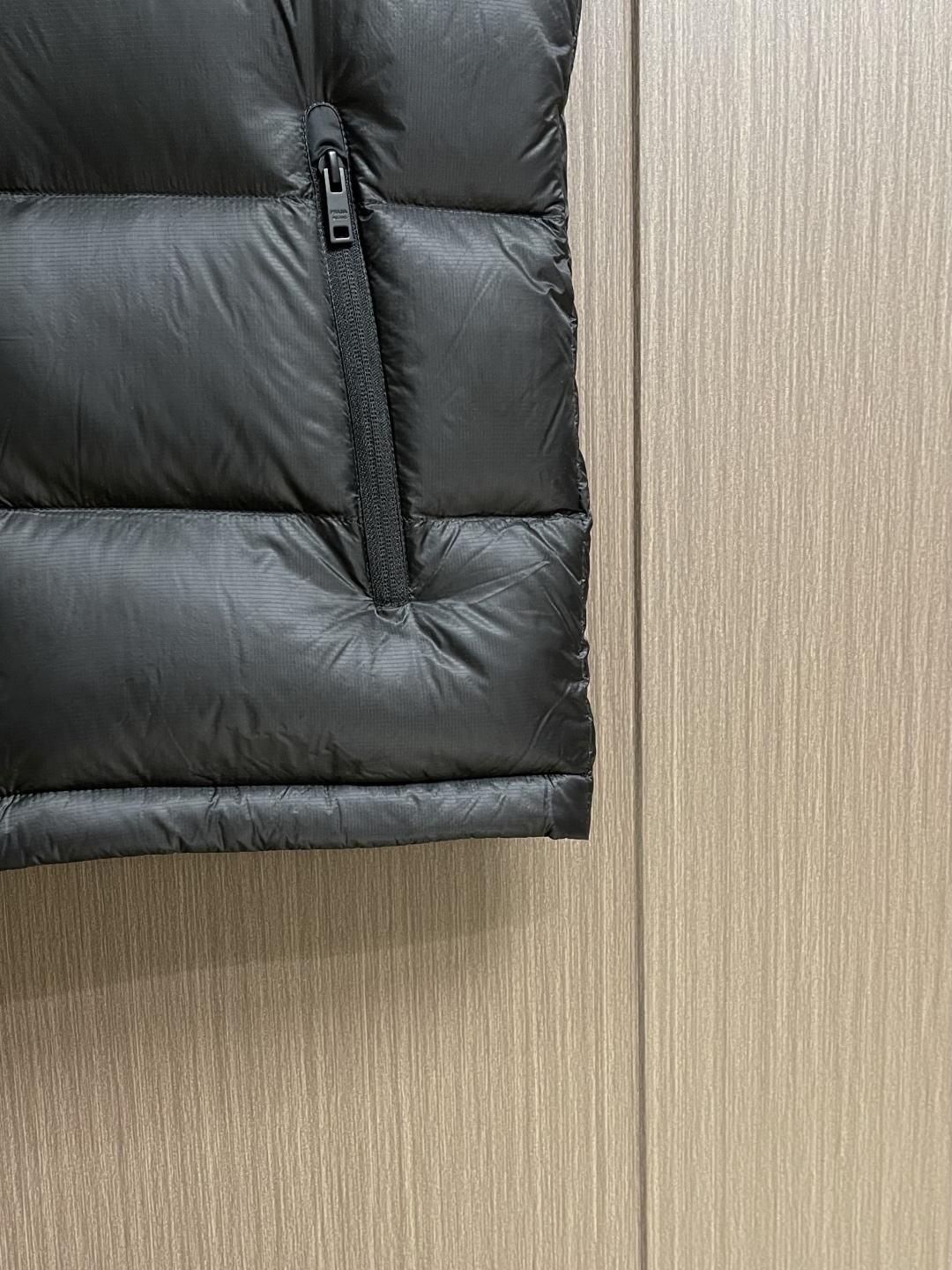 Prada 2026SS早春新款秋羽绒马甲，面料抗皱性和保暖形性好，可以很好的与任何造型结合上身透气不闷