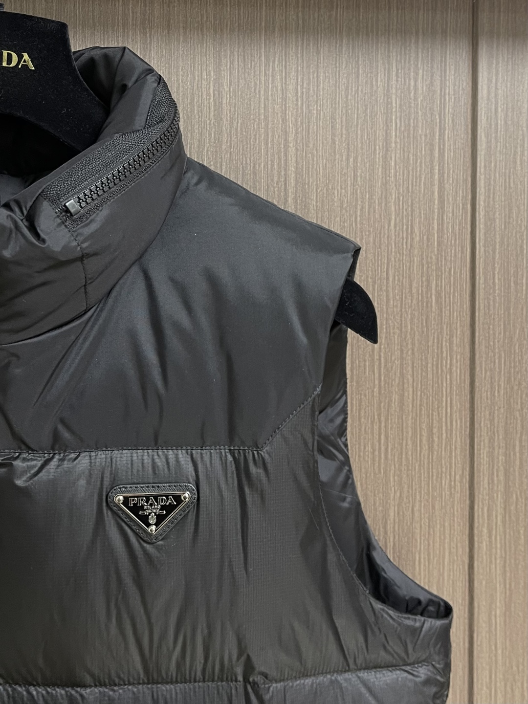 Prada 2026SS早春新款秋羽绒马甲，面料抗皱性和保暖形性好，可以很好的与任何造型结合上身透气不闷