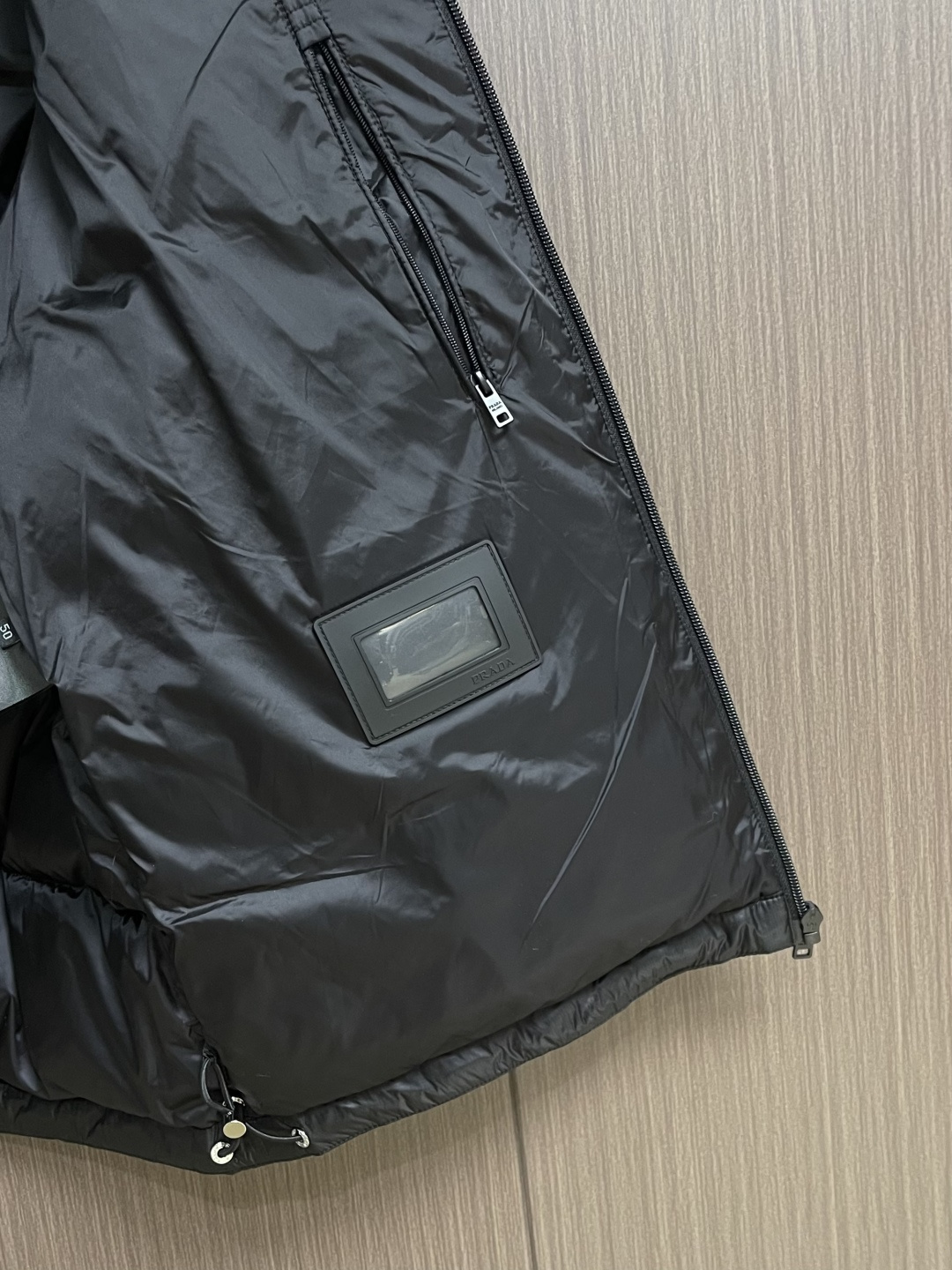 Prada 2026SS早春新款秋羽绒马甲，面料抗皱性和保暖形性好，可以很好的与任何造型结合上身透气不闷