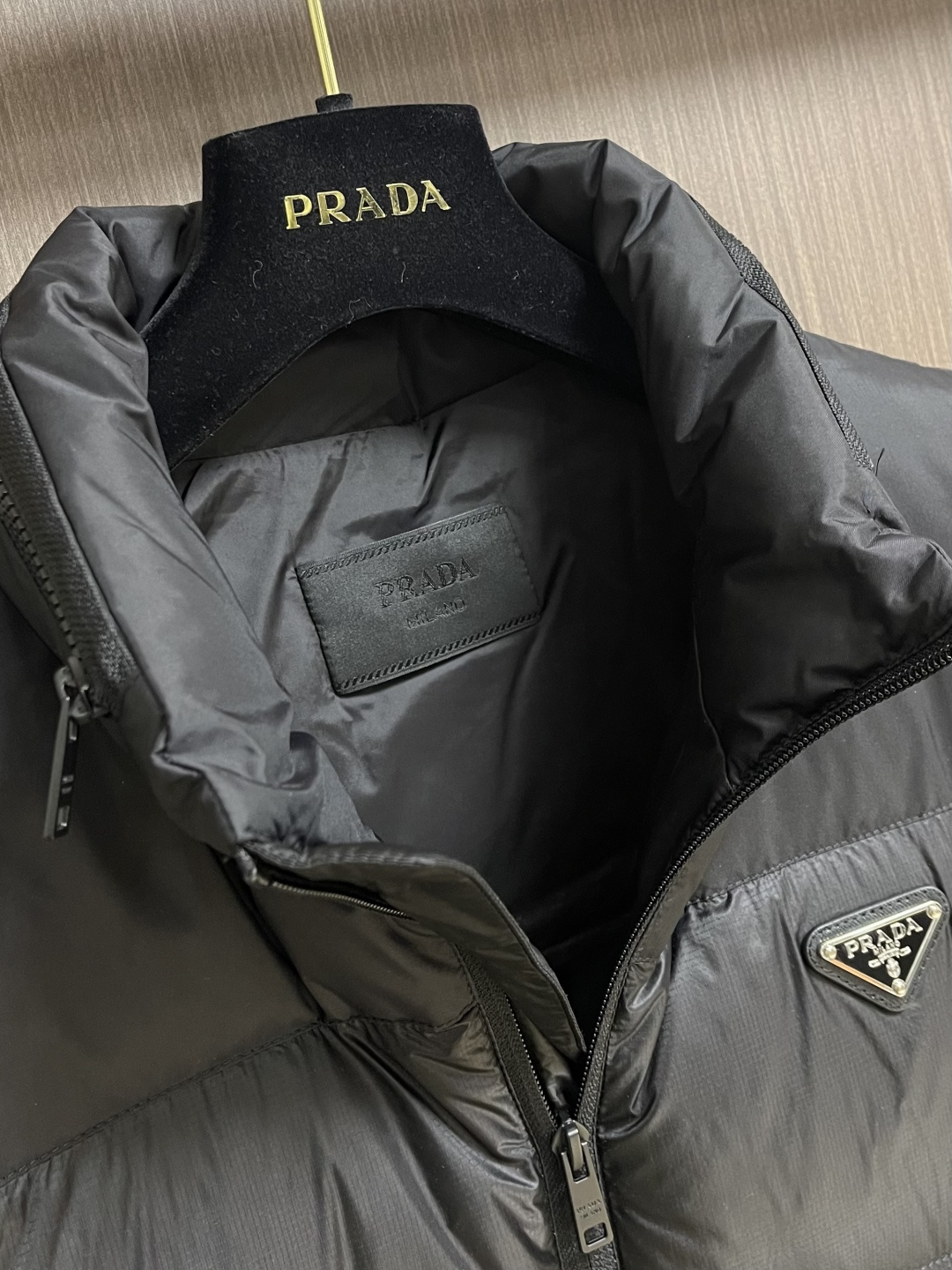 Prada 2026SS早春新款秋羽绒马甲，面料抗皱性和保暖形性好，可以很好的与任何造型结合上身透气不闷