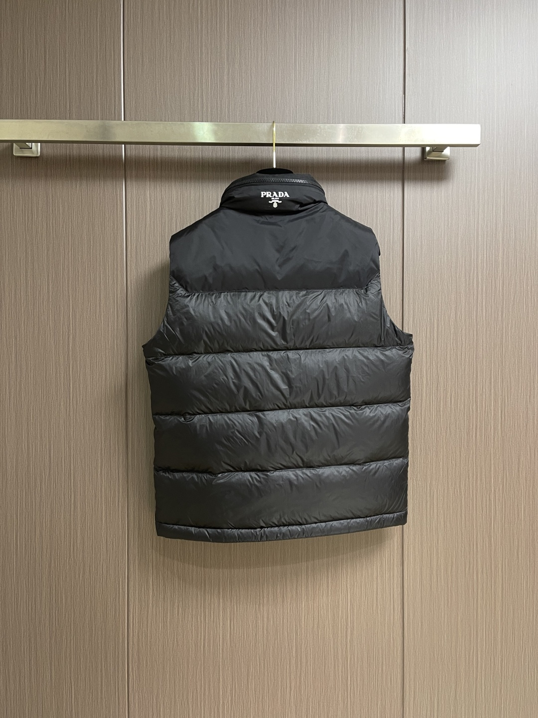 Prada 2026SS早春新款秋羽绒马甲，面料抗皱性和保暖形性好，可以很好的与任何造型结合上身透气不闷