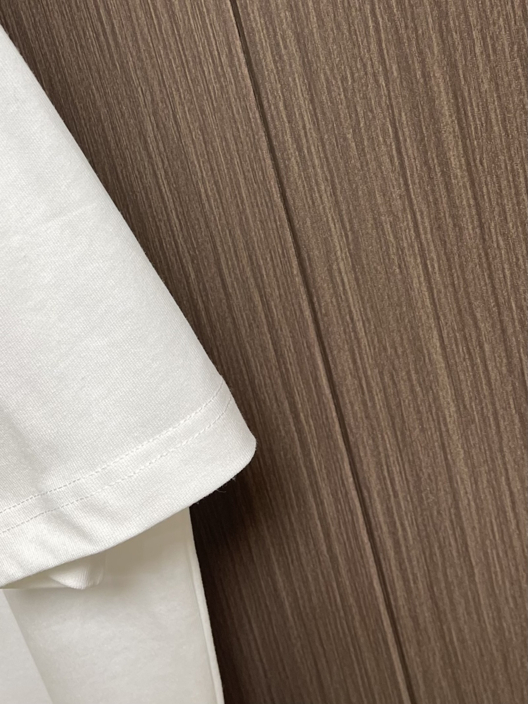 LV 2026SS亮片刺绣签名短袖T恤，面料采用原版一致重磅纯棉材质，结合预洗水工艺，触感柔软亲肤，且抗