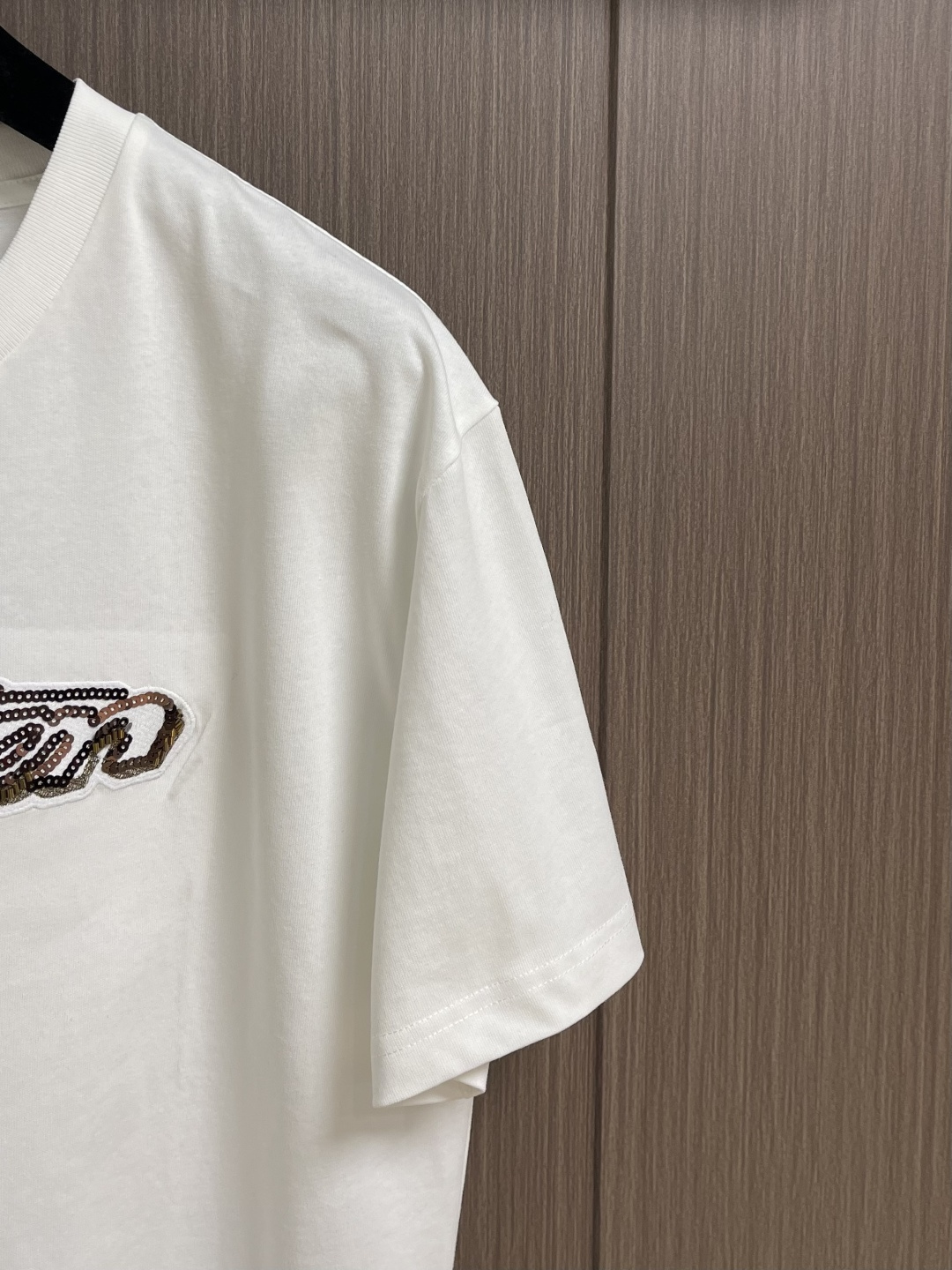 LV 2026SS亮片刺绣签名短袖T恤，面料采用原版一致重磅纯棉材质，结合预洗水工艺，触感柔软亲肤，且抗