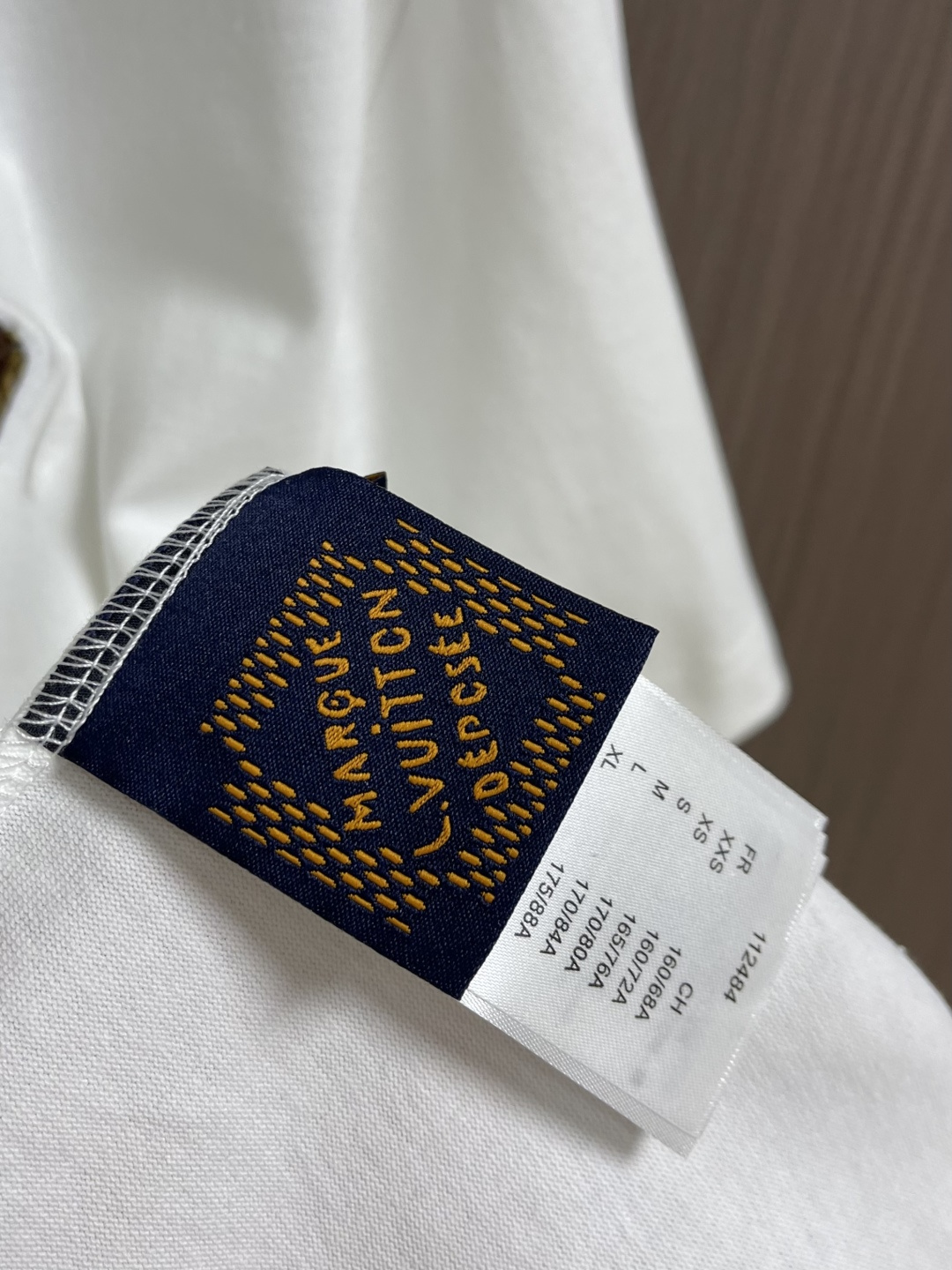 LV 2026SS亮片刺绣签名短袖T恤，面料采用原版一致重磅纯棉材质，结合预洗水工艺，触感柔软亲肤，且抗