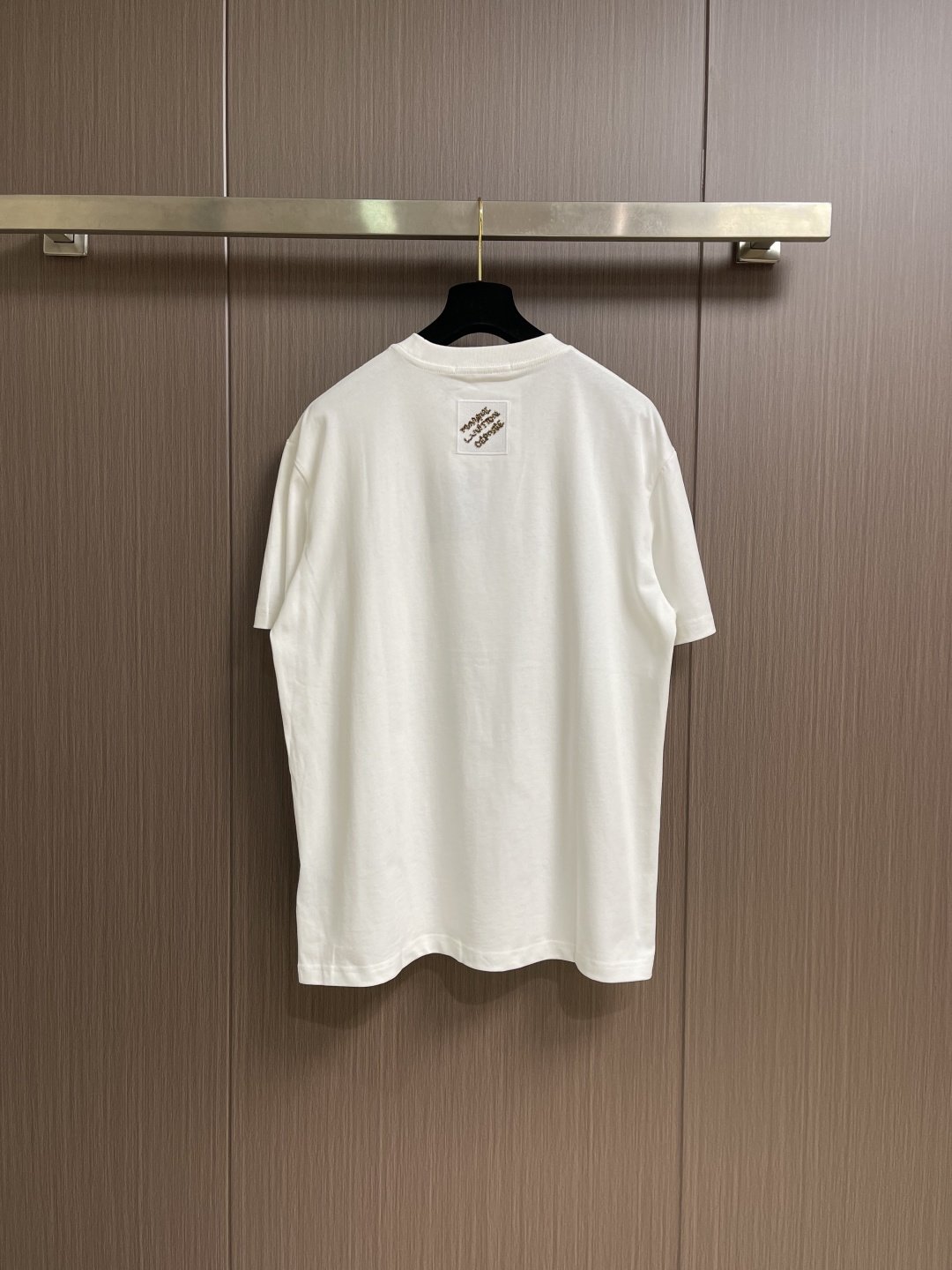 LV 2026SS亮片刺绣签名短袖T恤，面料采用原版一致重磅纯棉材质，结合预洗水工艺，触感柔软亲肤，且抗