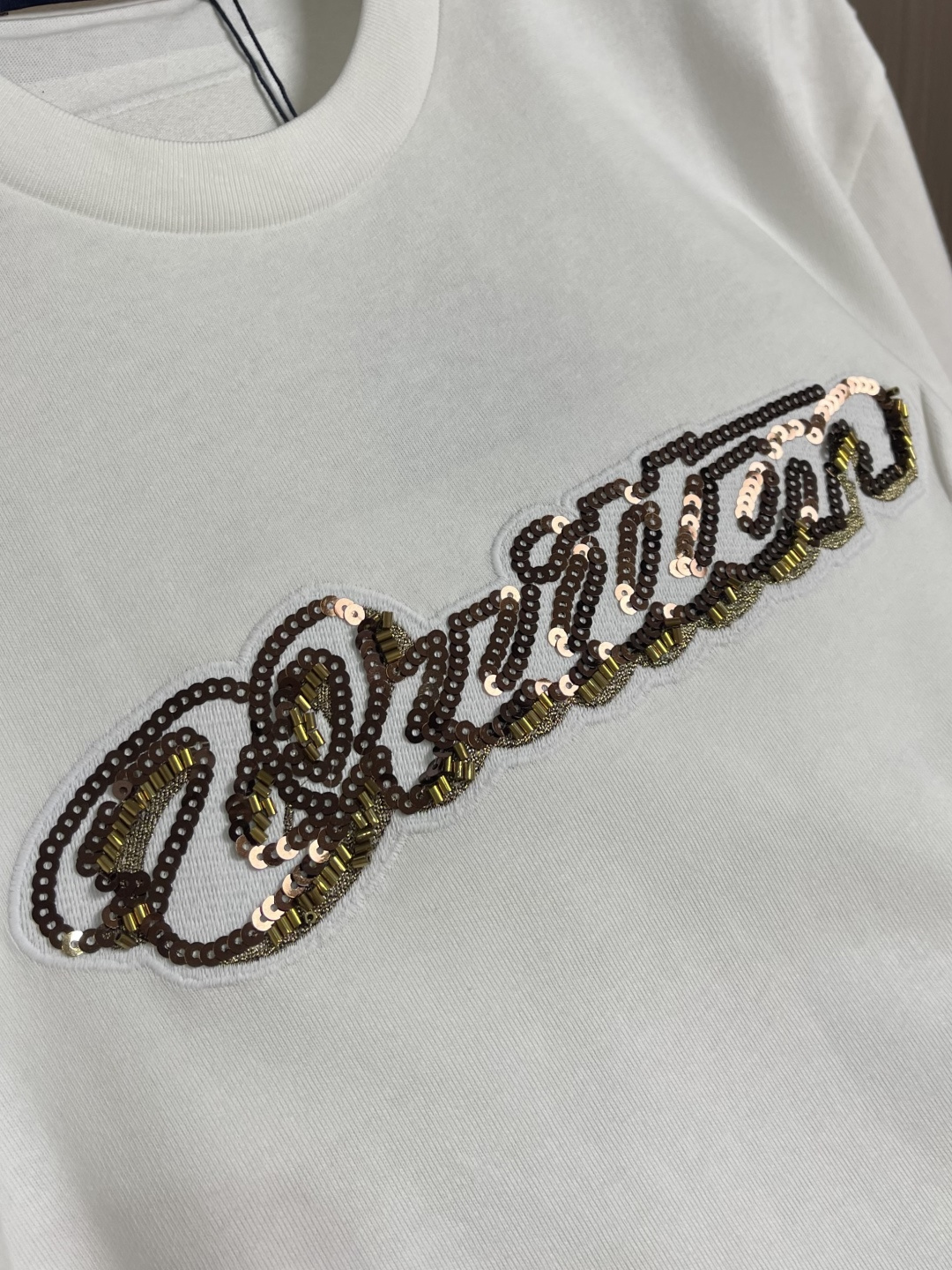 LV 2026SS亮片刺绣签名短袖T恤，面料采用原版一致重磅纯棉材质，结合预洗水工艺，触感柔软亲肤，且抗