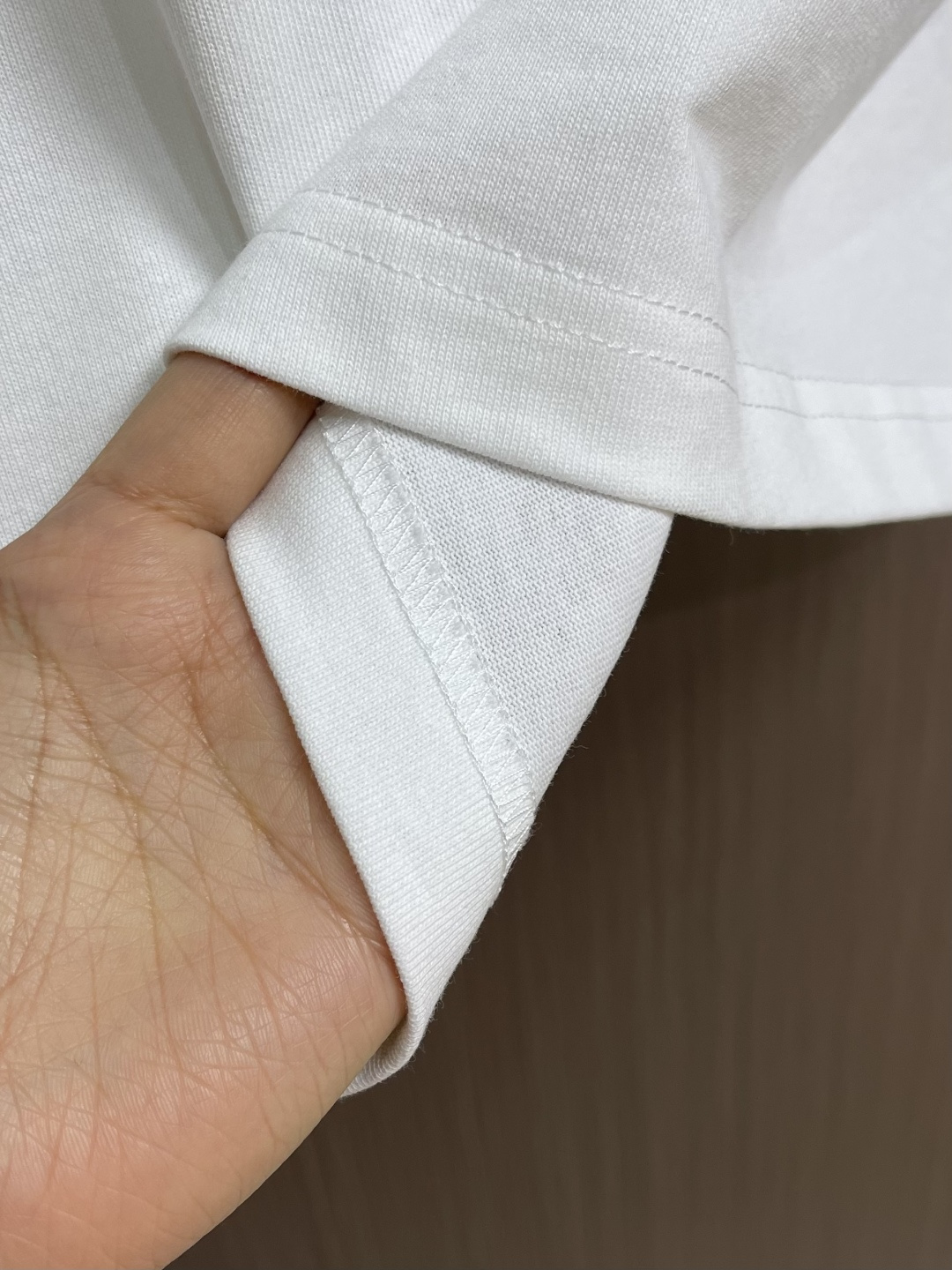 LV 2026SS亮片刺绣签名短袖T恤，面料采用原版一致重磅纯棉材质，结合预洗水工艺，触感柔软亲肤，且抗