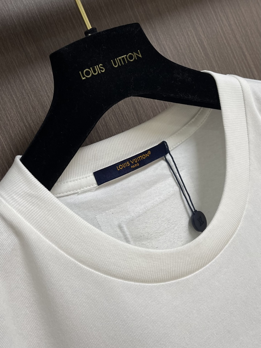 LV 2026SS亮片刺绣签名短袖T恤，面料采用原版一致重磅纯棉材质，结合预洗水工艺，触感柔软亲肤，且抗