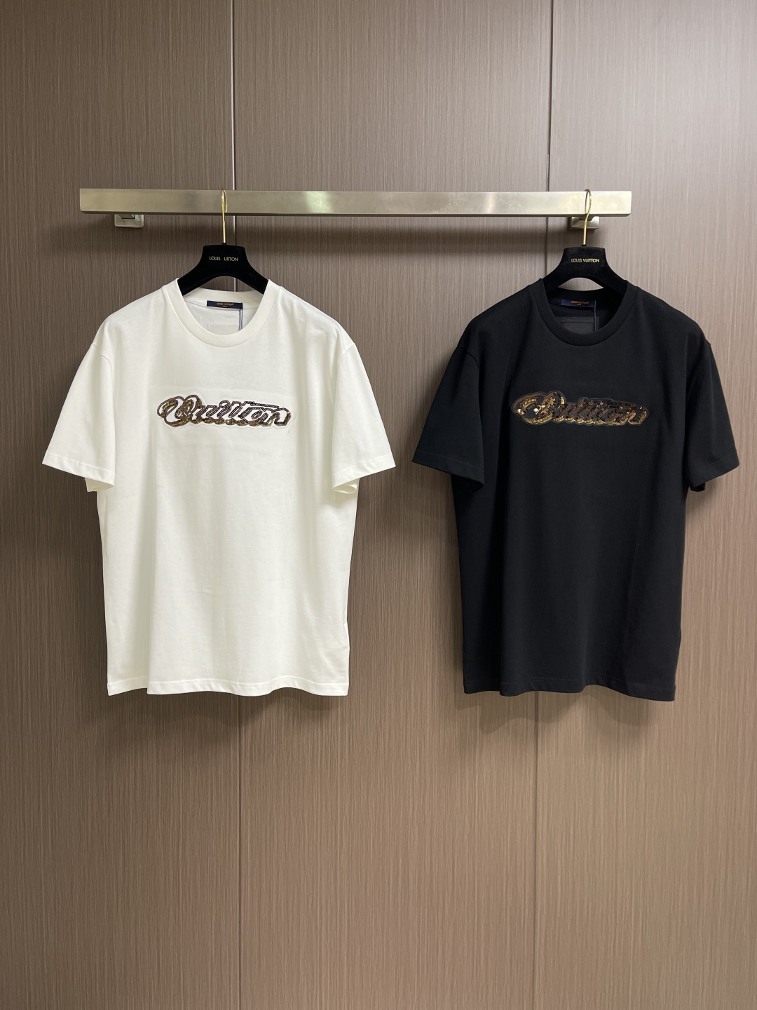 LV 2026SS亮片刺绣签名短袖T恤，面料采用原版一致重磅纯棉材质，结合预洗水工艺，触感柔软亲肤，且抗
