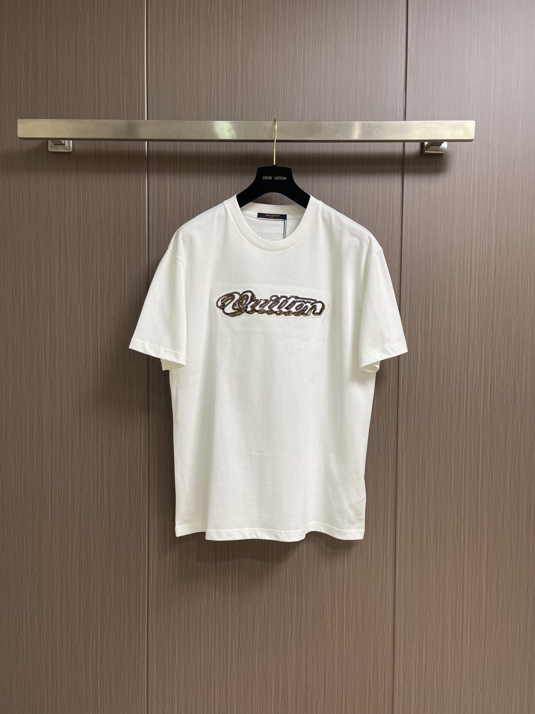LV 2026SS亮片刺绣签名短袖T恤，面料采用原版一致重磅纯棉材质，结合预洗水工艺，触感柔软亲肤，且抗