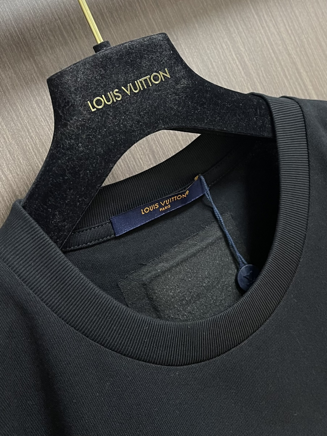 LV 2026SS亮片刺绣签名短袖T恤，面料采用原版一致重磅纯棉材质，结合预洗水工艺，触感柔软亲肤，且抗