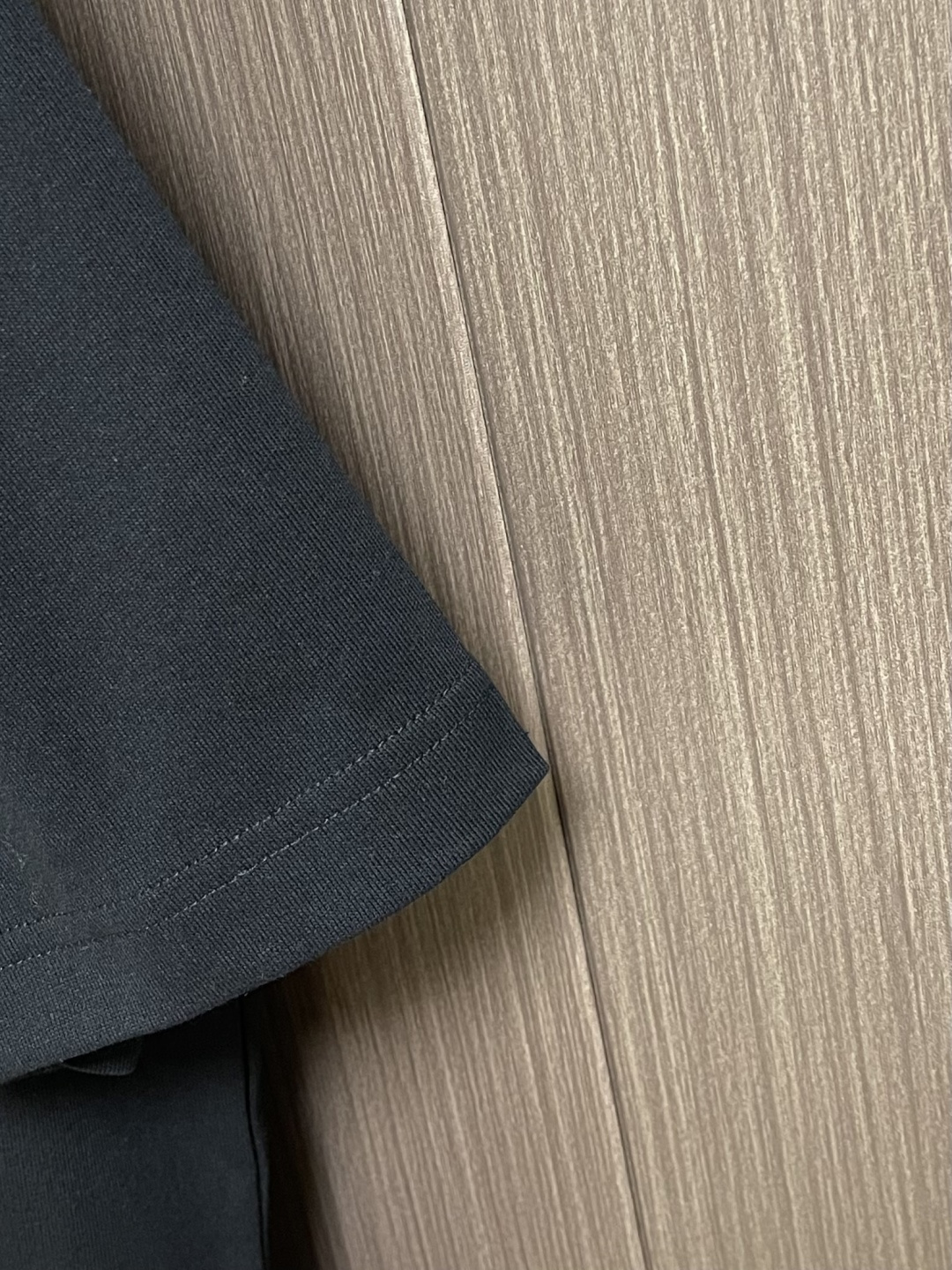 LV 2026SS亮片刺绣签名短袖T恤，面料采用原版一致重磅纯棉材质，结合预洗水工艺，触感柔软亲肤，且抗