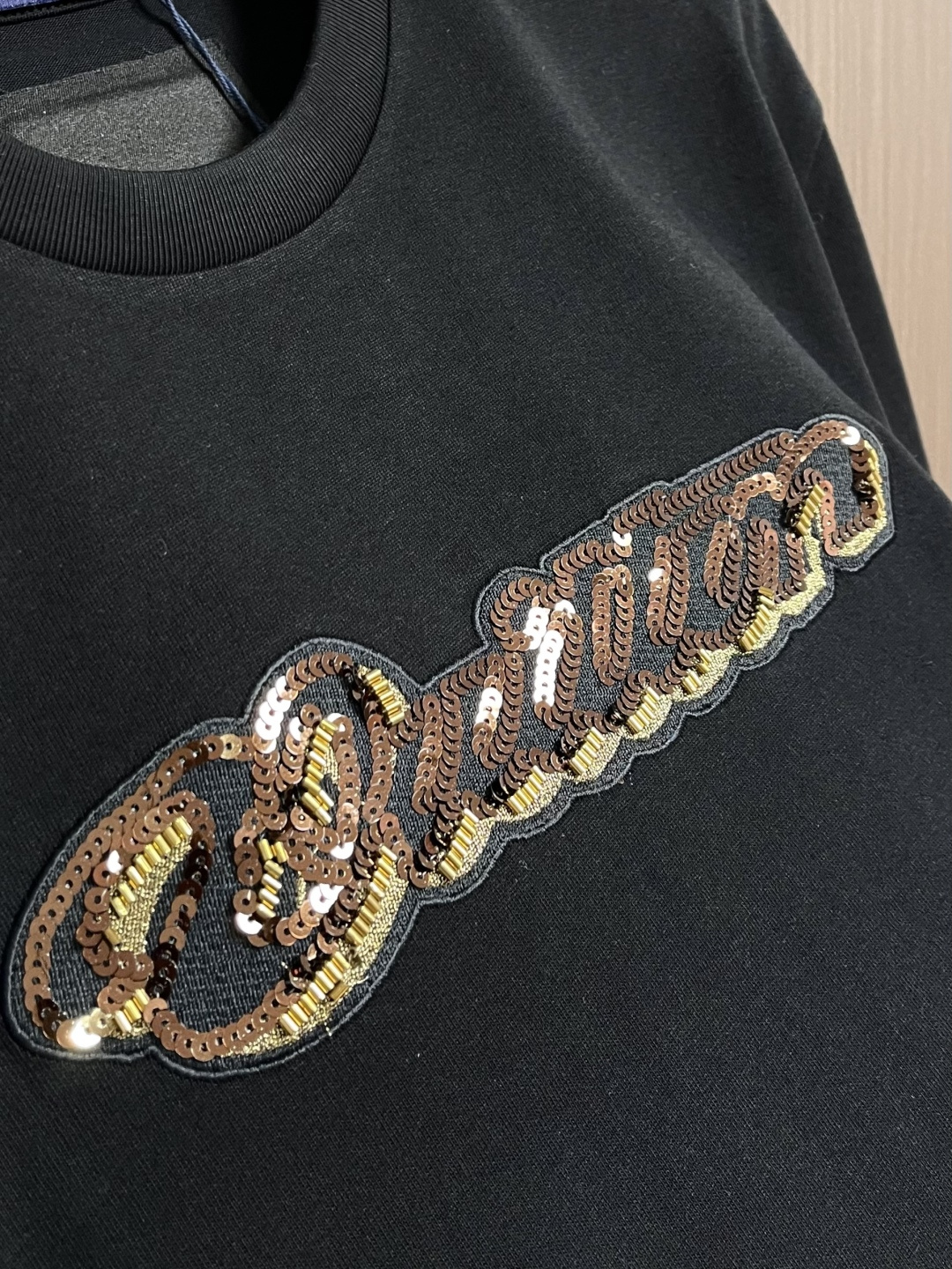 LV 2026SS亮片刺绣签名短袖T恤，面料采用原版一致重磅纯棉材质，结合预洗水工艺，触感柔软亲肤，且抗