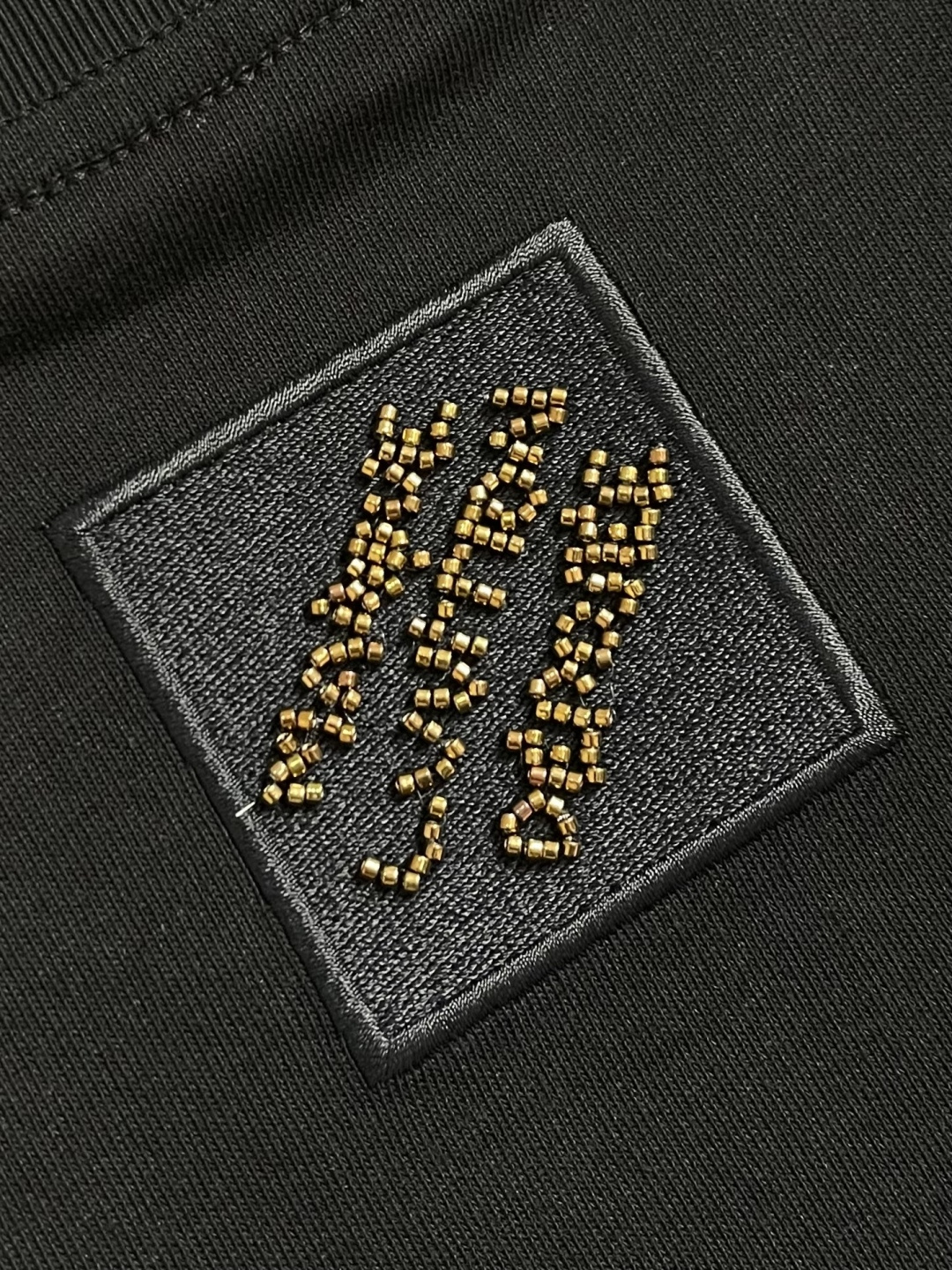 LV 2026SS亮片刺绣签名短袖T恤，面料采用原版一致重磅纯棉材质，结合预洗水工艺，触感柔软亲肤，且抗