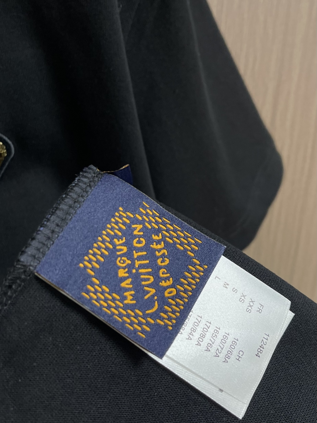 LV 2026SS亮片刺绣签名短袖T恤，面料采用原版一致重磅纯棉材质，结合预洗水工艺，触感柔软亲肤，且抗