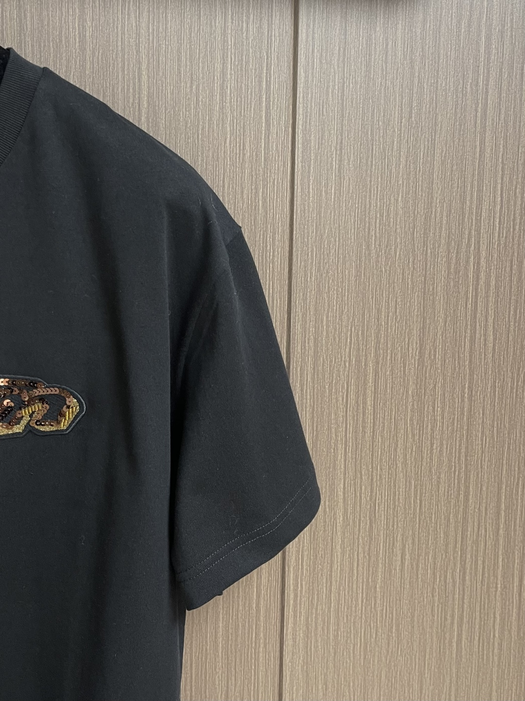 LV 2026SS亮片刺绣签名短袖T恤，面料采用原版一致重磅纯棉材质，结合预洗水工艺，触感柔软亲肤，且抗